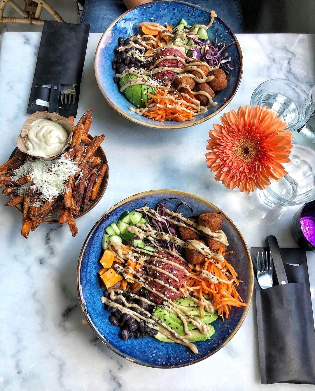 ラウラ・デ・ウィットのインスタグラム：「Weekends are for colorful dinner dates 💜❤️🧡💛💚💙」