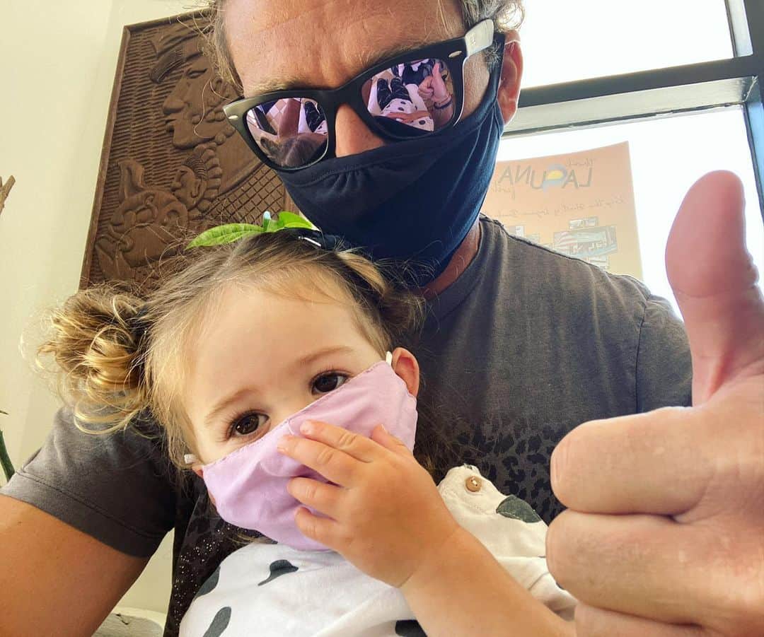 のインスタグラム：「little Georgie says wear a mask!」