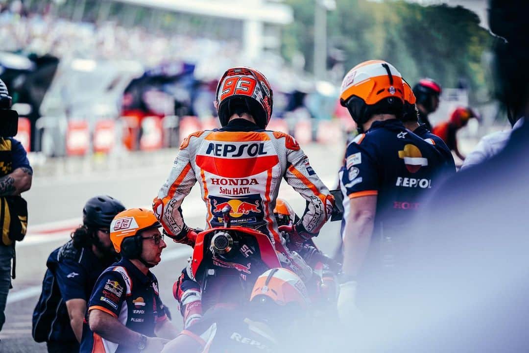 レプソル・ホンダのインスタグラム：「This time last year, missing racing for all the fans at the #DutchGP 🇳🇱」