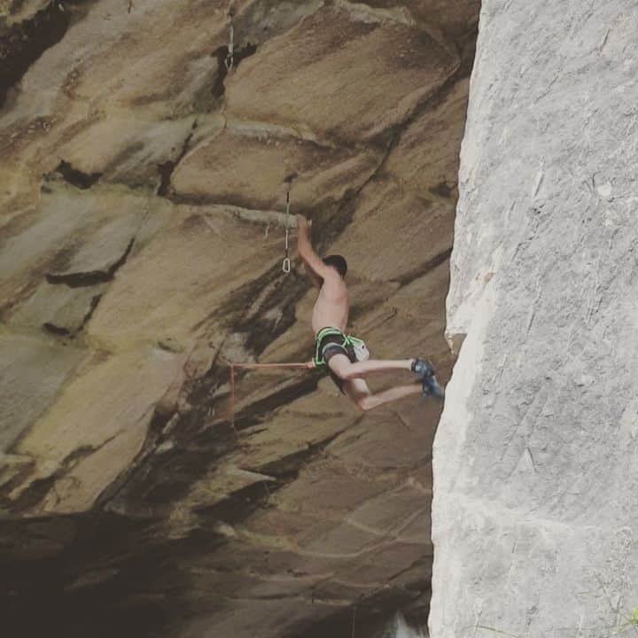 イェルネイ・クルーダーのインスタグラム：「Came back from Arco empty handed, but full of joy. Still managed to on sight 8b, which isn't too bad and fell at the anchor on Underground. I didn't really come there to grab that ascent. I came to learn something, get some icecream and to see if I can come back to finish this thing off. I know I can do it, I just hope I can return soon enough before it gets too hot 🍦. Video is from the first crux of "Underground " 9a. _____________________________ @scarpaspa @ocun.climbing @vibram @snowmonkey」