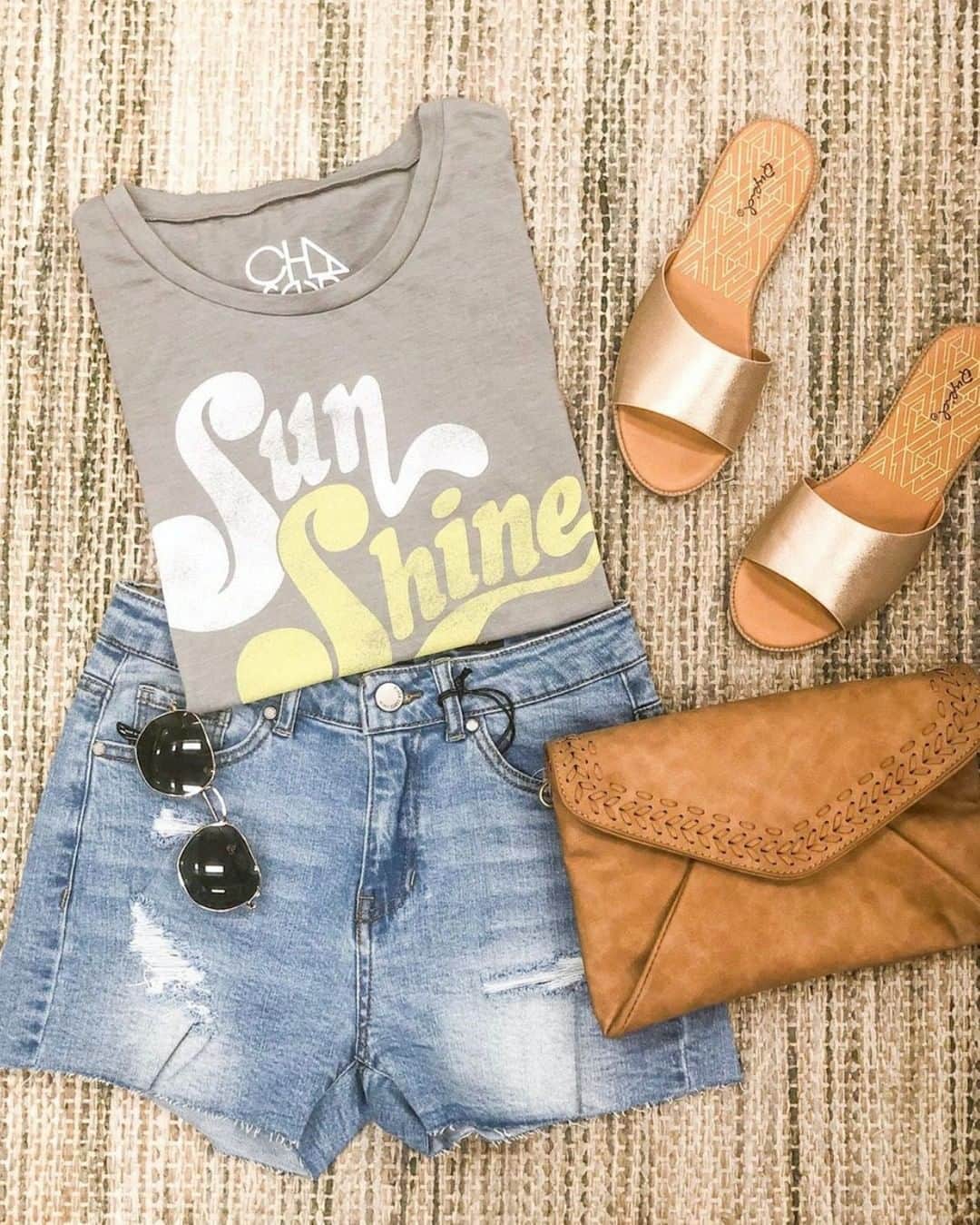 チェイサーのインスタグラム：「weekend mood☀️ & we have the perfect outfit!😍 @urbanizationboutique #chaserbrand #weekendmood #weekendvibes #weekendoutfit #saturdaymood #Saturdaystyle #graphictee #graphictshirt」