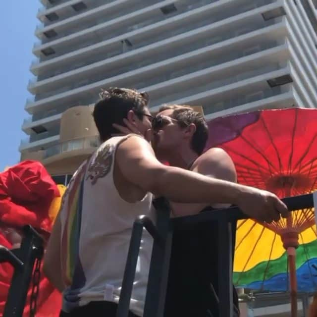 ニール・パトリック・ハリスのインスタグラム：「Repost from Tel Aviv #Pride 2019 🏳️‍🌈❤🧡💛💚💙💜 #neilpatrickharris #davidburtka #nph #db #tagsforlikes #actors #handsome #lovethem #chef #repost #pridemonth #pride🌈 #lgbt #telaviv #throwback #couple #husbands @nph @dbelicious 🥰🥰」