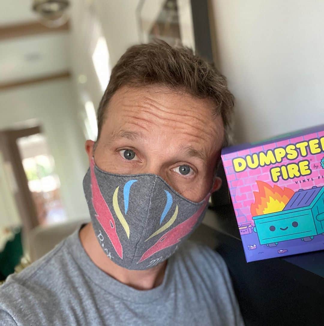 ブレッキン・メイヤーのインスタグラム：「2020 is a dumpster fire soooo WEAR A MASK when you’re out. It’s really easy. You can even pretend you’re a superhero or a badass luchador! It’s also unselfish cuz, y’know, we’re trying to have a society. Put it on. Don’t be a MASKHOLE. #MaskHole」
