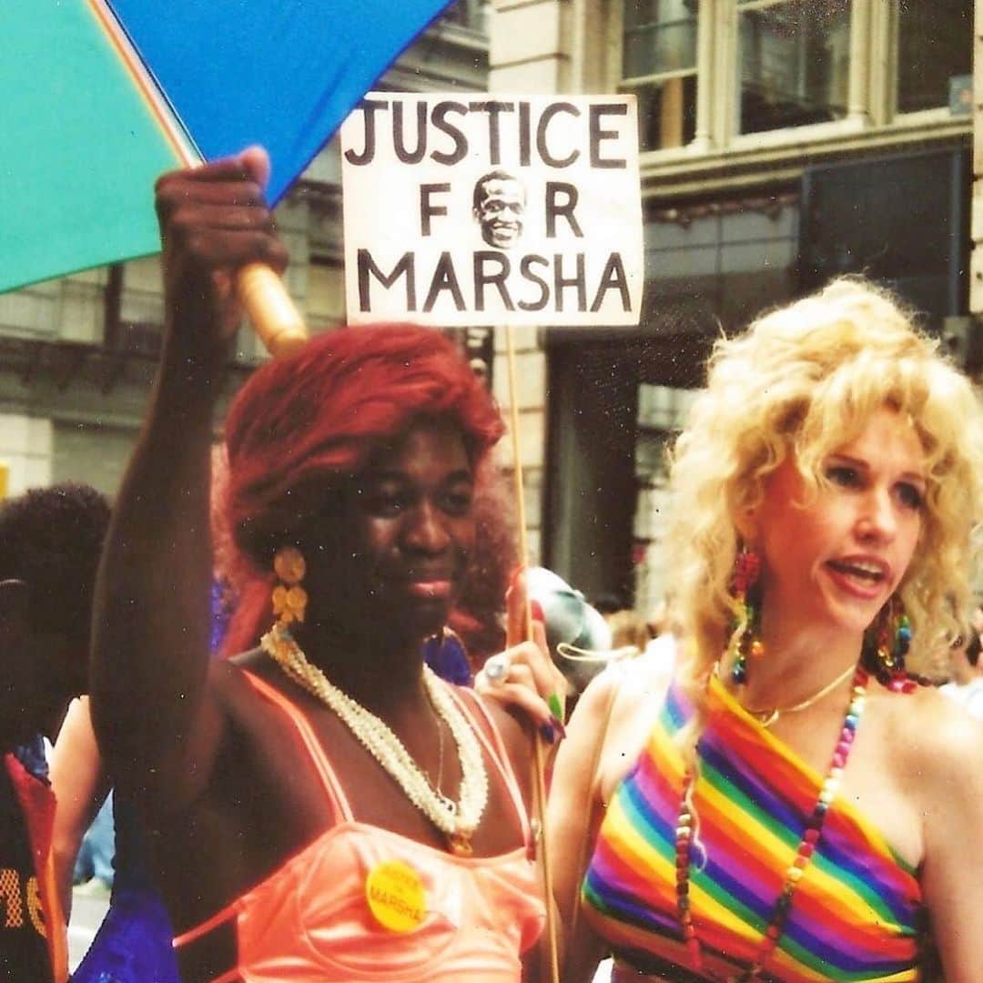 クロエ・グレース・モレッツさんのインスタグラム写真 - (クロエ・グレース・モレッツInstagram)「“I protested shoulder to shoulder with my lesbian, gay, bisexual, and transgender [ siblings ] for the right to be validated and treated like a person.  I wasn’t a second-class citizen then and won’t be treated like one now!” - an incredible quote by Stonewall vet and trans activist #YvonneRitter in 1994  Happy global pride everyone ! 🏳️‍🌈 🌈 🏳️‍🌈today is such an important day, wave the flag high and proud !! 🏳️‍🌈 🌈 🏳️‍🌈 let’s keep making progress And using this time to capitalize on the momentum we have going ! Get out and #Vote ! #blacktranslivesmatter #globalprideday #allblacklivesmatter  Credit to these photos @discovegay — I turned the comments off on this post because #LOVEWINS and this post is to spread POSITIVITY and not give a platform for people to spread hate in the comments #OnlyLove」6月28日 5時11分 - chloegmoretz