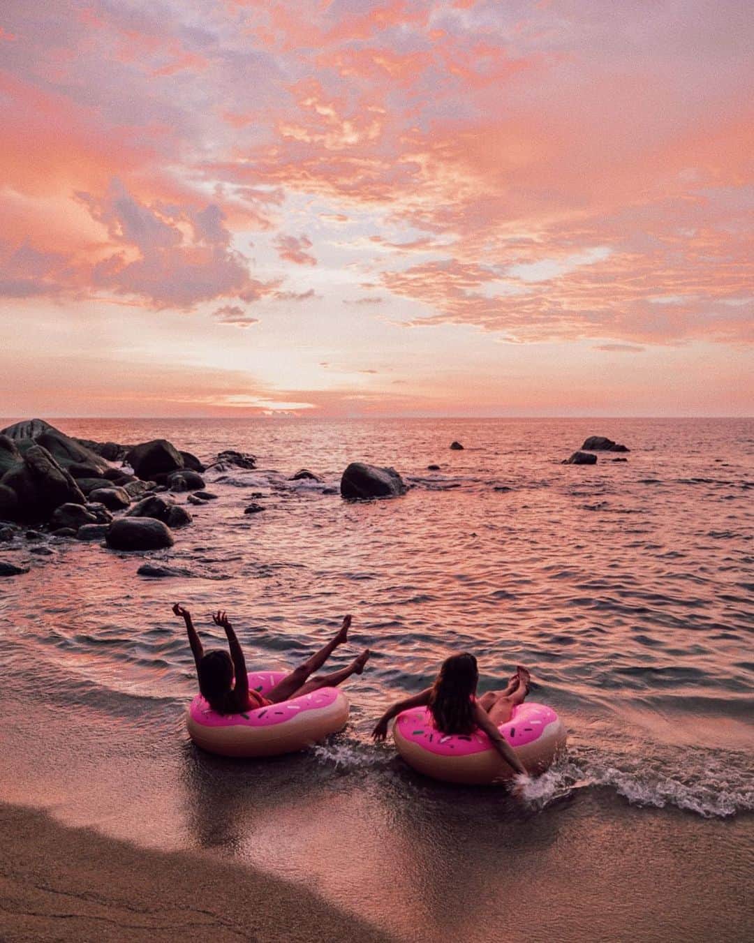 ジュリー・サリニャーナのインスタグラム：「cravin’ pink sunsets on the beach, sandy wet hair & donut floaties with friends 💕🍩🌊 #summeriloveyou」