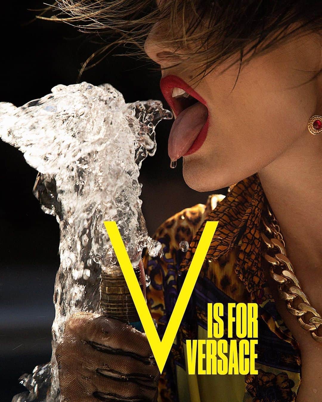 ジャンニヴェルサーチさんのインスタグラム写真 - (ジャンニヴェルサーチInstagram)「V is for Versace: @daniellamidenge is photographed for @vmagazine in a special feature celebrating the brand’s past and present. #VersaceEditorials⠀ ⠀ Photography: @daniellamidenge Fashion: @nicolaformichetti Model: @daniellamidenge (@nextmodels)」6月28日 5時23分 - versace