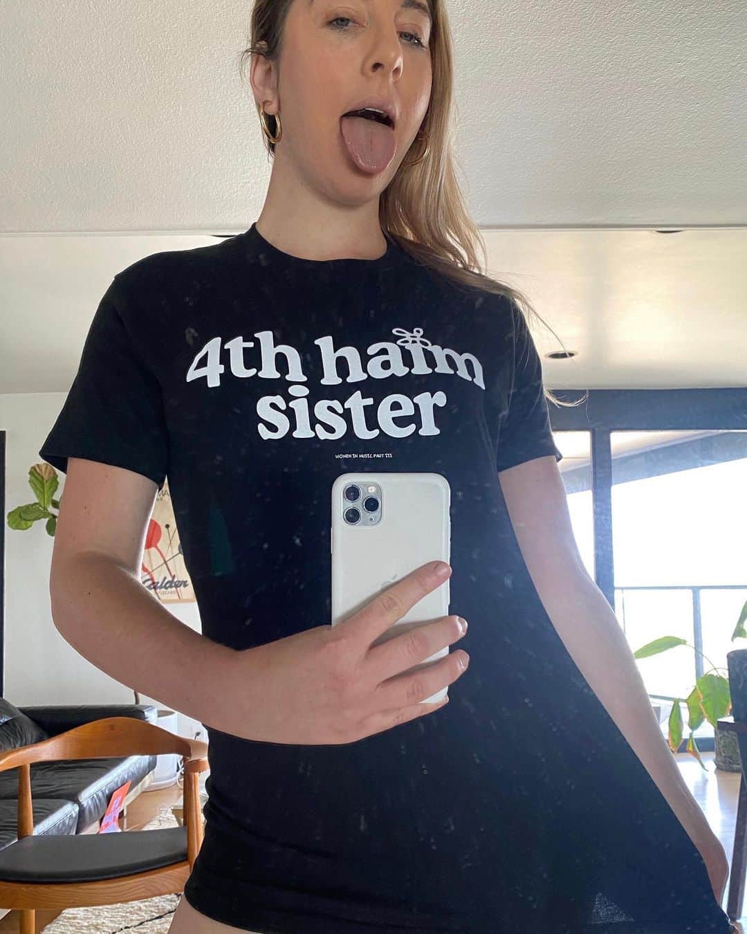 ハイムさんのインスタグラム写真 - (ハイムInstagram)「limited edition 4th haim sister shirt up in the store for this week only 👅」6月28日 5時31分 - haimtheband