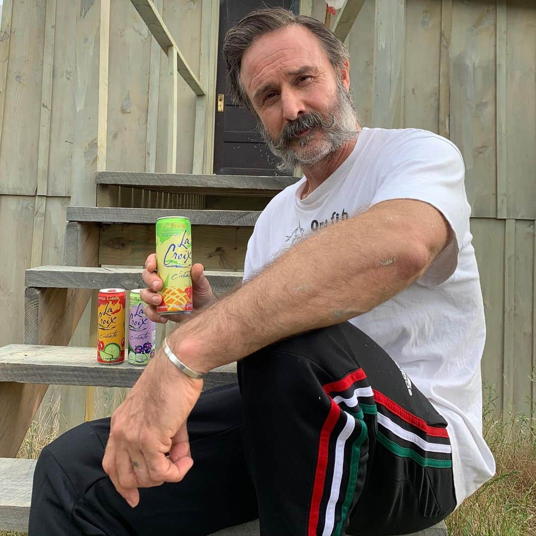 デヴィッド・アークエットさんのインスタグラム写真 - (デヴィッド・アークエットInstagram)「Thank you La Croix!  @lacroixwater @goodcarmastudio on the set of #ghostsoftheozarks @hct.media @devil_tub_productions THANK YOU for sending this delicious #lacroixwater The pina fraise is my favorite!!! And yeah this is my new look 👀」6月28日 5時31分 - davidarquette