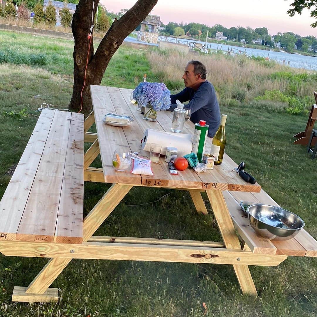 ボビー・ブラウンさんのインスタグラム写真 - (ボビー・ブラウンInstagram)「Epic dinner cooked by duke eaten on a brilliant picnic table built in one day by @sdplof @jplofker @5dukes me enjoying Both  #sagharbor」6月28日 5時35分 - justbobbidotcom