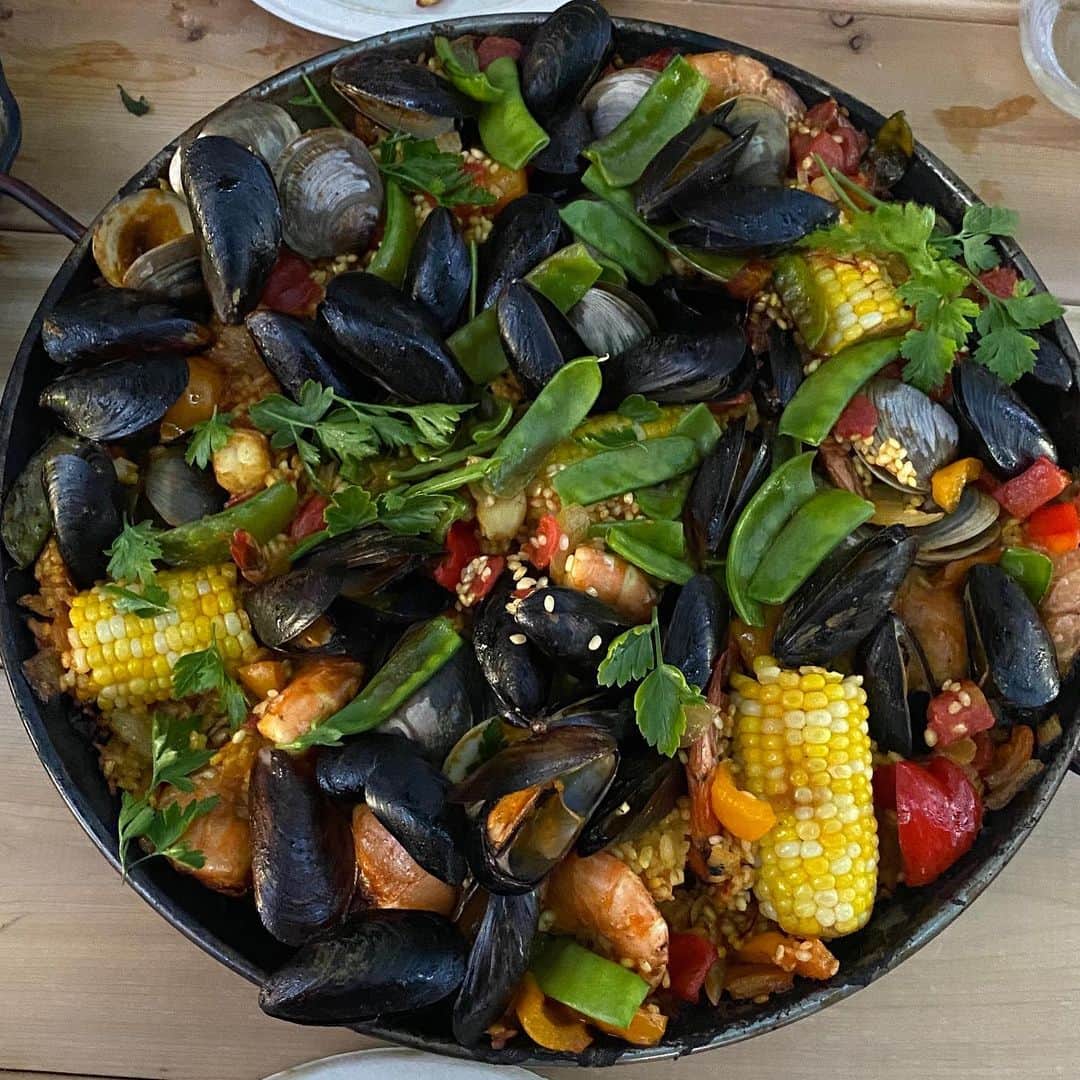 ボビー・ブラウンのインスタグラム：「Epic dinner cooked by duke eaten on a brilliant picnic table built in one day by @sdplof @jplofker @5dukes me enjoying Both  #sagharbor」