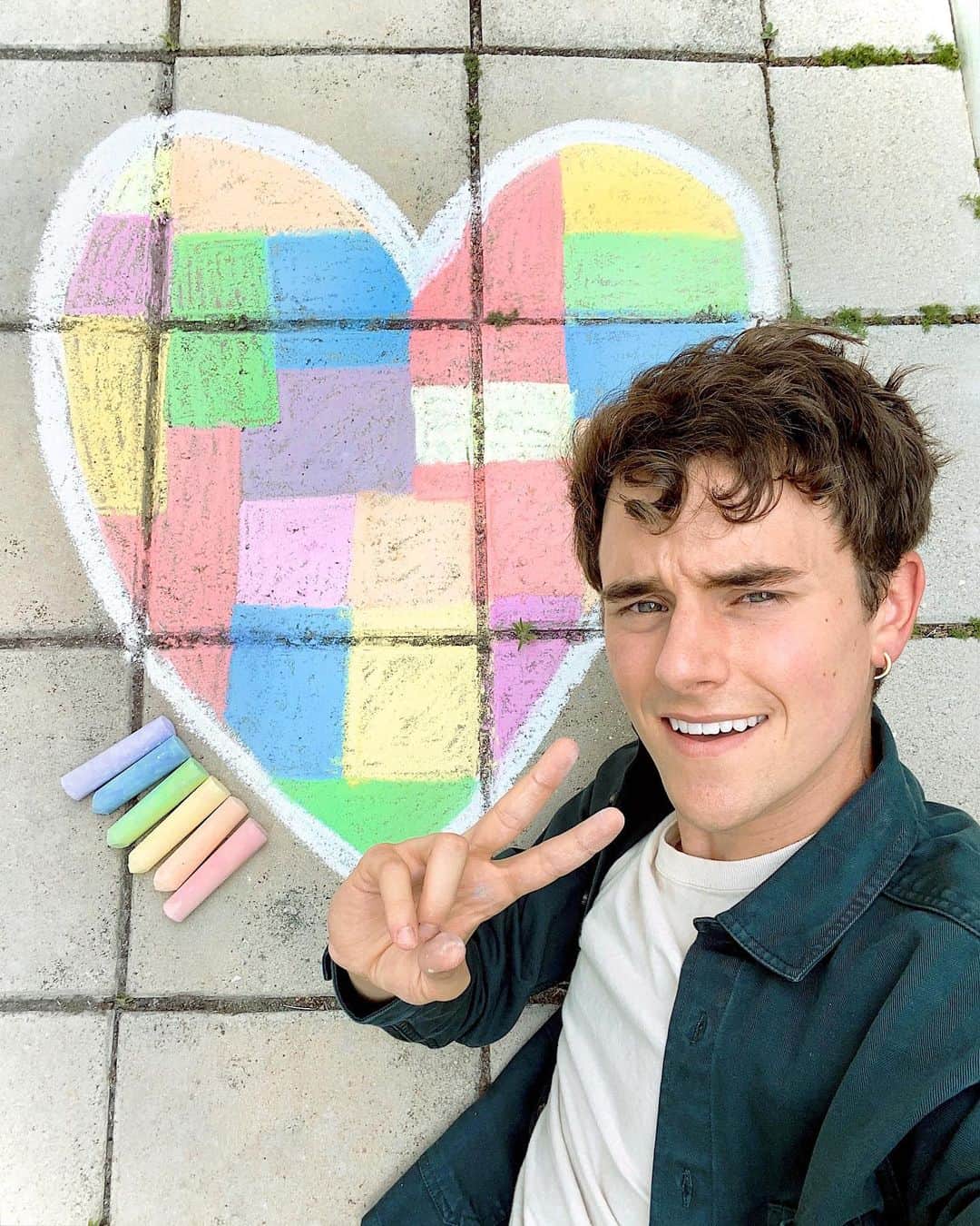 コナー・フランタのインスタグラム：「Happy Pride Everyone 🏳️‍🌈 Although the month is nearly over, I’m happily continuing the celebration individuality today, tomorrow, and all the days that follow. I’m queer all year, baby! And, very proud of it!  Big thanks to @lightboxjewelry for partnering with me, sending these colorful art supplies, and for supporting the @hetrickmartin queer institute! They’re raising money all weekend long through creativity, so post your own chalk drawings with #ExpressYourPride + tag @lightboxjewelry & @hetrickmartin 👨🏻‍🎨 Every completed submission raises money to help positively impact LGBTQ+ Youth! ❤️💛💚💙💜」