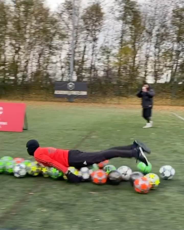 F2Freestylersのインスタグラム：「BALL SURFING WORLD RECORD!! ⚽️🌍🏄‍♂️ TAG someone who should try this! 🤣」