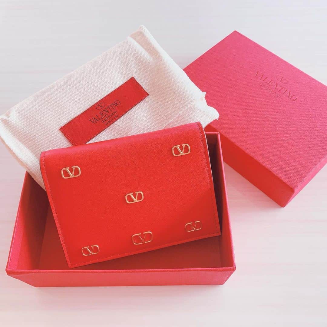 舞香さんのインスタグラム写真 - (舞香Instagram)「お財布を買い替えたぞ٩( 'ω' )و﻿ ﻿ ずっと長財布派だったけど、小さいバッグに入らないから二つ折にした😆👛﻿ ﻿ 赤はエネルギーを与えてくれる開運カラーだから、赤いお財布も金運アップするみたいだよ💕💕 ﻿ #valentino  #赤いお財布  #買い物記録」6月27日 20時58分 - maika.mahou