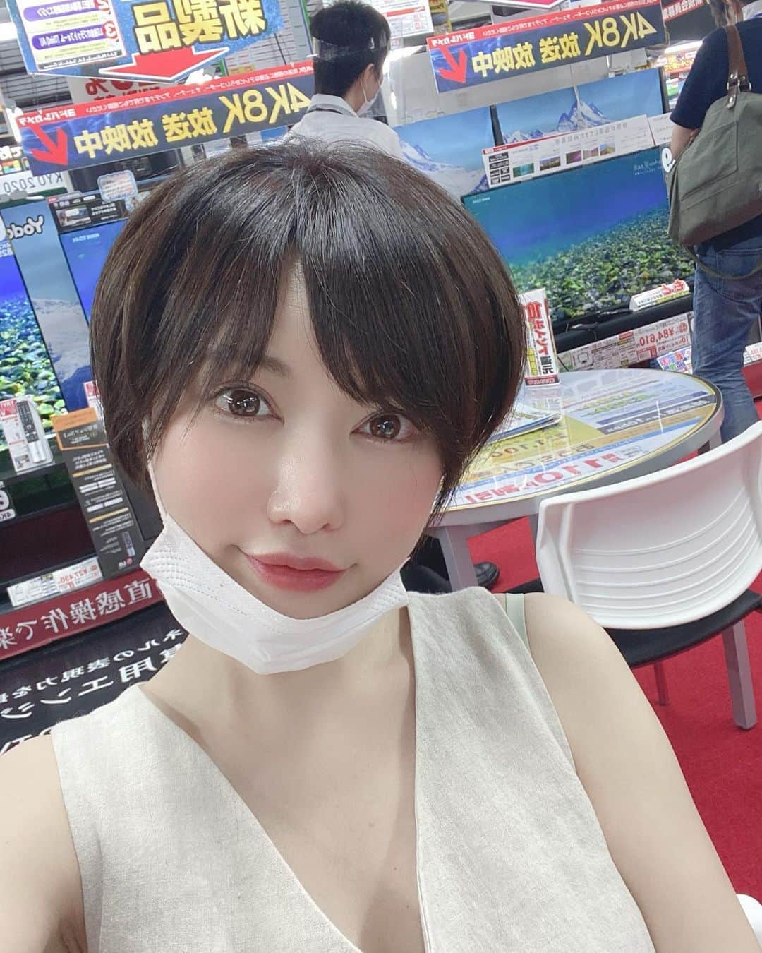 里美ゆりあのインスタグラム：「有機ELテレビって画質綺麗だね^ ^  電化製品を買い替えたり、たまに見に行ったりするだけでも楽しい^ ^  #家電 #tv  #shopping #顎マスク #嫌いじゃない」