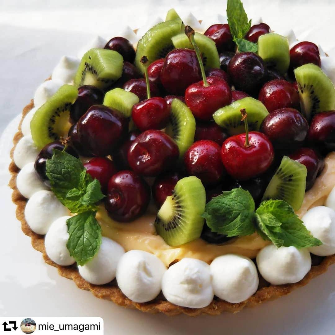 クスパさんのインスタグラム写真 - (クスパInstagram)「#repost @mie_umagami ・・・ Tarte aux fraises イチゴのタルト : ライブレッスン♪ : 5/16 HIROKO'S KITCHEN Instagram Live lesson : #酒匂ひろ子つくれぽ  @hirokoskitchen : 今季最終の追加レッスンに参加させて頂きました。 : タルト生地を作って焼く。 ダマンド、カスタードクリーム作り。 焼いて冷まして、最後にデコレーション。 : : Live終了後作ろうと思い、材料、道具を準備しておきました。 : : イチゴの季節もそろそろ終わり。 チェリーとキウイを飾りました。 : 全国どこからでも参加出来るのは、ライブレッスンならではですね♪ : : #お菓子作り好きな人と繋がりたい  #パティシエカメラ部ステイホーム #パティシエカメラ部 #おうちで過ごそう #おうちレシピ #おうち時間 #おうちじかん #おうちカフェ #クスパ #インスタライブ #焼き菓子の輪  #焼き菓子 #アメリカンチェリー #アメリカンチェリータルト #フルーツタルト  #タルト作り #タルト #マカロニメイト」6月27日 20時55分 - cookingschoolpark