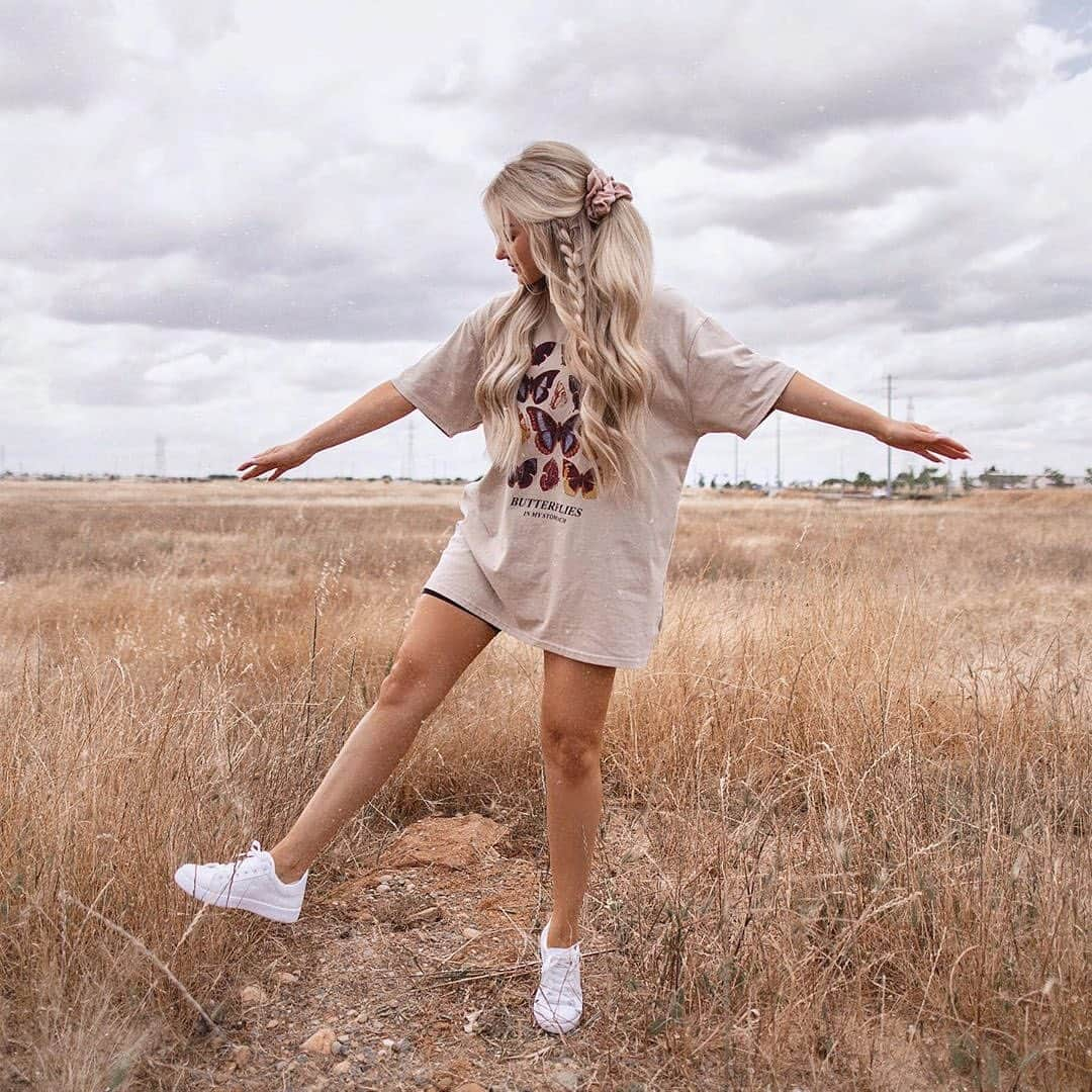 SHEINさんのインスタグラム写真 - (SHEINInstagram)「Stepping into the weekend like: 🦋✨ @okevaaa Shop 'Butterfly And Letter Graphic Oversized Tee' link in bio. ID:1036995 #SHEIN #SHEINgals #SHEINstyle #SHEINss2020 #SHEINsummerfun #butterfly」6月27日 20時55分 - sheinofficial