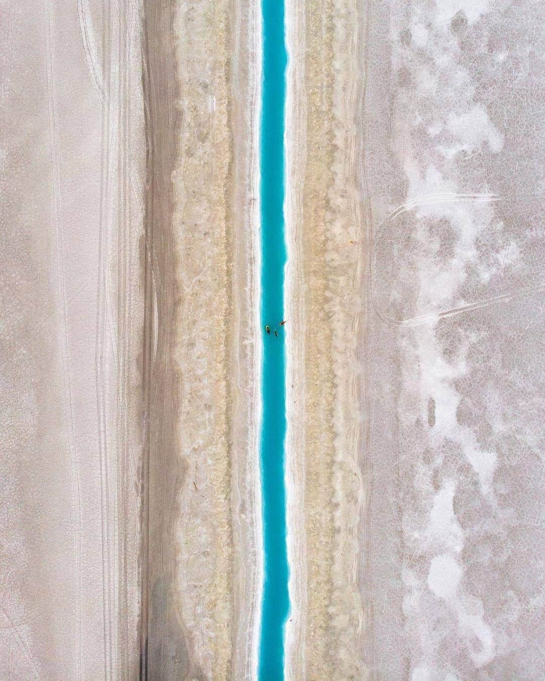 Discover Earthさんのインスタグラム写真 - (Discover EarthInstagram)「🇺🇸 #discoverusa with @mattcnewey : "Who knew this aqueduct near the Bonneville Salt Flats would be so fun to kayak. The water is so salty that it allows you to float effortlessly. The aqueduct’s purpose is to transport saltwater to nearby evaporation ponds where potash is extracted and used as fertilizer. Some believe the Salt Flats are shrinking due to this mining operation."」6月27日 21時00分 - discoverearth