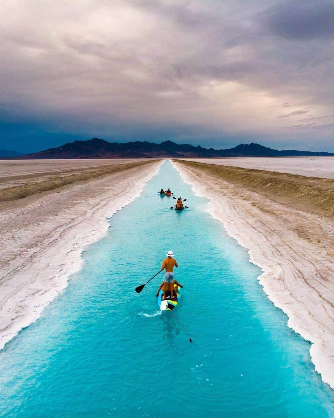 Discover Earthさんのインスタグラム写真 - (Discover EarthInstagram)「🇺🇸 #discoverusa with @mattcnewey : "Who knew this aqueduct near the Bonneville Salt Flats would be so fun to kayak. The water is so salty that it allows you to float effortlessly. The aqueduct’s purpose is to transport saltwater to nearby evaporation ponds where potash is extracted and used as fertilizer. Some believe the Salt Flats are shrinking due to this mining operation."」6月27日 21時00分 - discoverearth