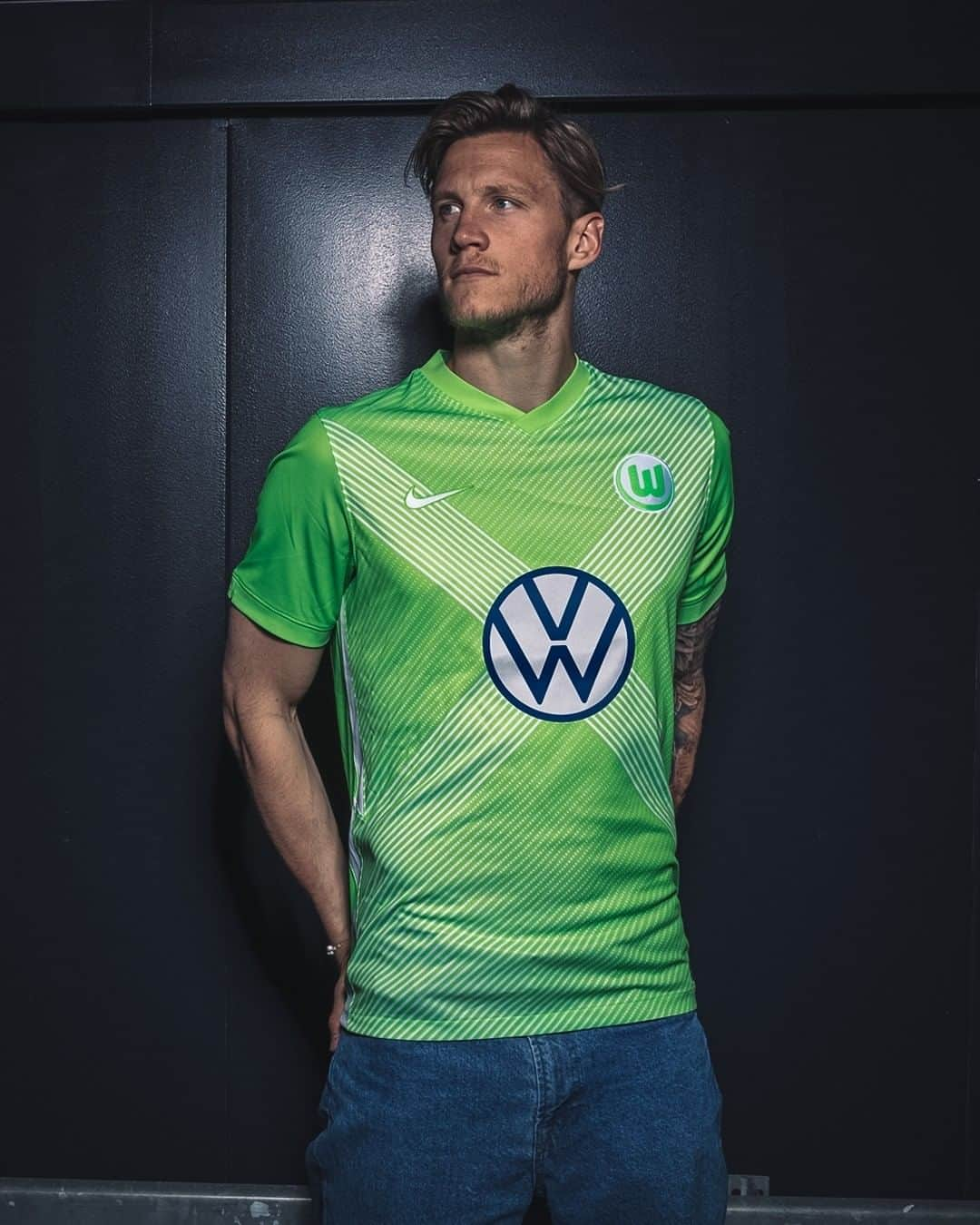 VfLヴォルフスブルクさんのインスタグラム写真 - (VfLヴォルフスブルクInstagram)「DAS NEUE VfL-HEIMTRIKOT! 💚 Jetzt vorbestellen, Link in Bio! #vflwolfsburg #nixfürmodefans #arbeitfussballleidenschaft #bundesliga #immernurdu #immer_hungrig #wobfcb」6月27日 21時00分 - vfl.wolfsburg