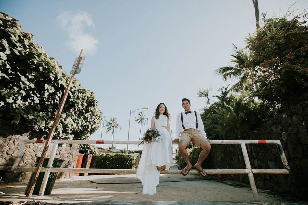 25ans Wedding 公式 Bridesのインスタグラム：「こちらは、ハワイで撮影されたRisaさんのポストから🌴 ほどよくカジュアルなセパレートドレスはおしゃれ感抜群で、花嫁のナチュラルな魅力を引き出してくれます💫リゾート・ウエディングにおすすめ。」