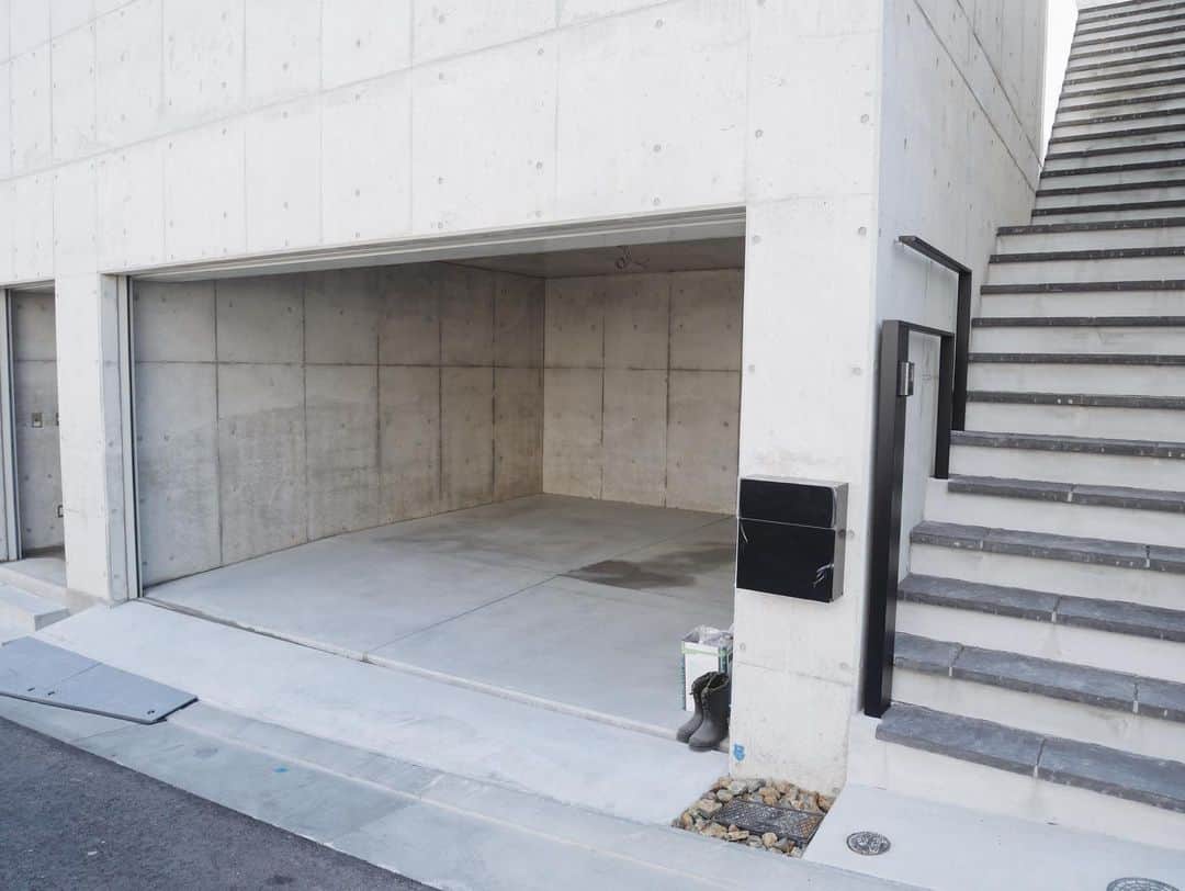 j.chikaさんのインスタグラム写真 - (j.chikaInstagram)「🏠✨﻿ ﻿ ﻿ ﻿ 神戸の戸建てモデルルームを﻿ 見学してきました🏠✨﻿ ﻿ アート引越センターのグループでもある﻿ アートプランニング﻿ @artplanning.co.ltd のモデルハウス﻿ カサーレフォート学園都市へ。﻿ ﻿ おうちとお引っ越しのプロが作る住宅は﻿ こだわりが流石でした👏🏻﻿ ﻿ 生活動線やスペースの有効利用、開放感、眺望、採光、風通し、お隣さんとのプライバシー、至る所に工夫がなされていて建売住宅とは思えない気配りがいっぱい♡﻿ ﻿ これもよかった！﻿ シャッター付きボックスガレージ&広い倉庫スペースがあって趣味やライフスタイルに合わせて自由に使えて家族の楽しみも増えそう♡ ﻿ ﻿ 長期優良住宅の認定を受けた高品質の住宅で、住宅性能評価の全ての項目（耐震、断熱、劣化対策、維持管理対策、耐風）で最高等級を取得。そのため、色々な税制で優遇を受けることもでき、火災保険料もお安くなるそうです。﻿ ﻿ さらに住まい給付金で最大50万円相当の恩恵を受けることができるそうです。﻿ ﻿ エコファームも標準装備となっていて、1年間に使用する電気の約80%を発電でき光熱費を大幅に節約できます。﻿ ﻿ お洒落なスケルトン階段や天井までの建具なども標準仕様です。﻿ ﻿ 今回見学したのは神戸市全体のアドレスの中で、子供の数の割合が一番高い街、小束山というエリア。﻿ 町ができてまだ10年未満の新しい街で若いファミリーが多いそう。﻿ 綺麗な街並み、公園や小学校、幼稚園も近く、コストコ、MEGAドンキ、ホームセンター、大型電気店など暮らしに便利なお店や施設が充実していて、子育てしやすい街といった印象でした✨﻿ ﻿ おうち探しをされている方は、是非選択肢の一つに見学されてみてはいかがですか😊﻿ ﻿ #artplanning#casare#アートプランニング#カサーレ#カサーレフォート学園都市#モデルルーム#マイホーム#リビング#戸建て#おうち時間#テレワーク#テレワークスペース#書斎#書斎スペース#作業部屋#仕事部屋#ワークルーム#リモートワーク#リモートワークスペース#ホームオフィス#PR﻿」6月27日 21時02分 - chikako.hongo