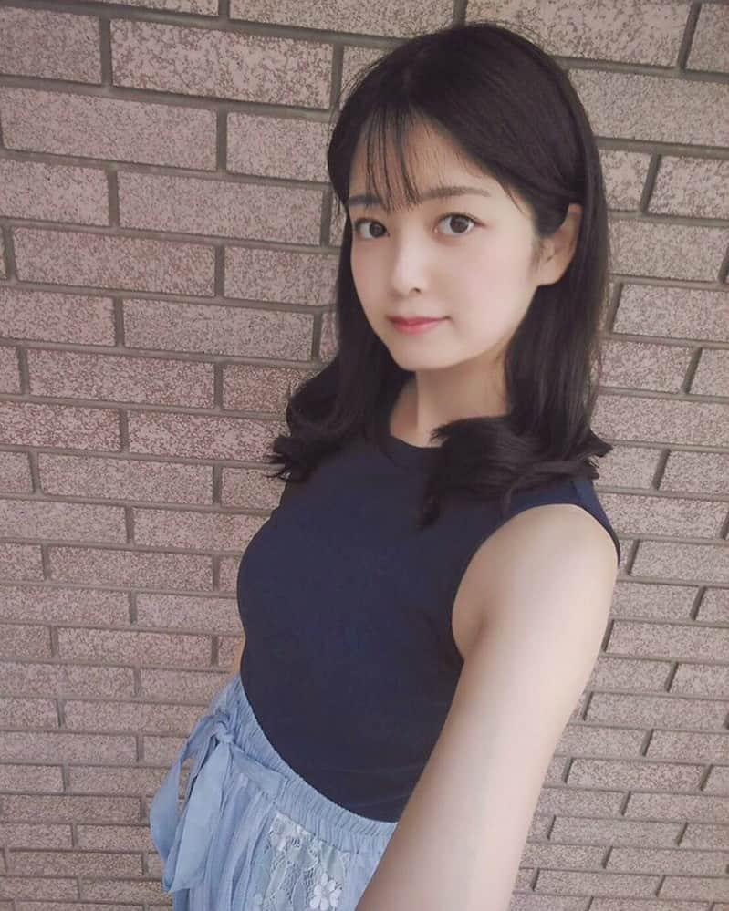 真原彩さんのインスタグラム写真 - (真原彩Instagram)「﻿ ﻿ ﻿ 少し前ですが髪の毛切ってカラーしました！﻿ ﻿ ﻿ 髪は伸ばす予定だったのに﻿ ついつい5cm切ってしまいました、、﻿ 傷んでたのもあり、、😭﻿ もうすでに早く伸びて欲しい😂笑﻿ ﻿ ﻿ 色はカーキに少し隠し味でラベンダーを﻿ 入れてるみたいですー﻿ いい色でお気に入りです☺️﻿ ﻿ ﻿ ﻿ ※写真を撮る時だけマスクを外しています﻿ ﻿ ﻿ ﻿ ﻿ ﻿ ﻿ ﻿」6月27日 21時02分 - sanahara_aya