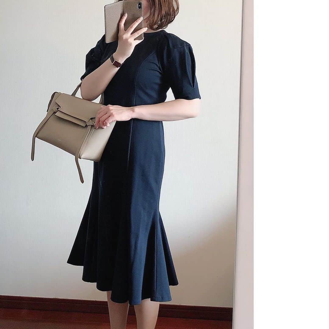 のインスタグラム：「* * 今日は高校の保護者会だったので久しぶりにきちんとコーデ👗 * 娘は高校生活最後の年だけど楽しみにしていた色々な行事が中止や変更になってしまって。 * 仕方がないとわかっていてもやっぱり悲しい…😔😔 * ワンピース #celford  バッグ #celine」