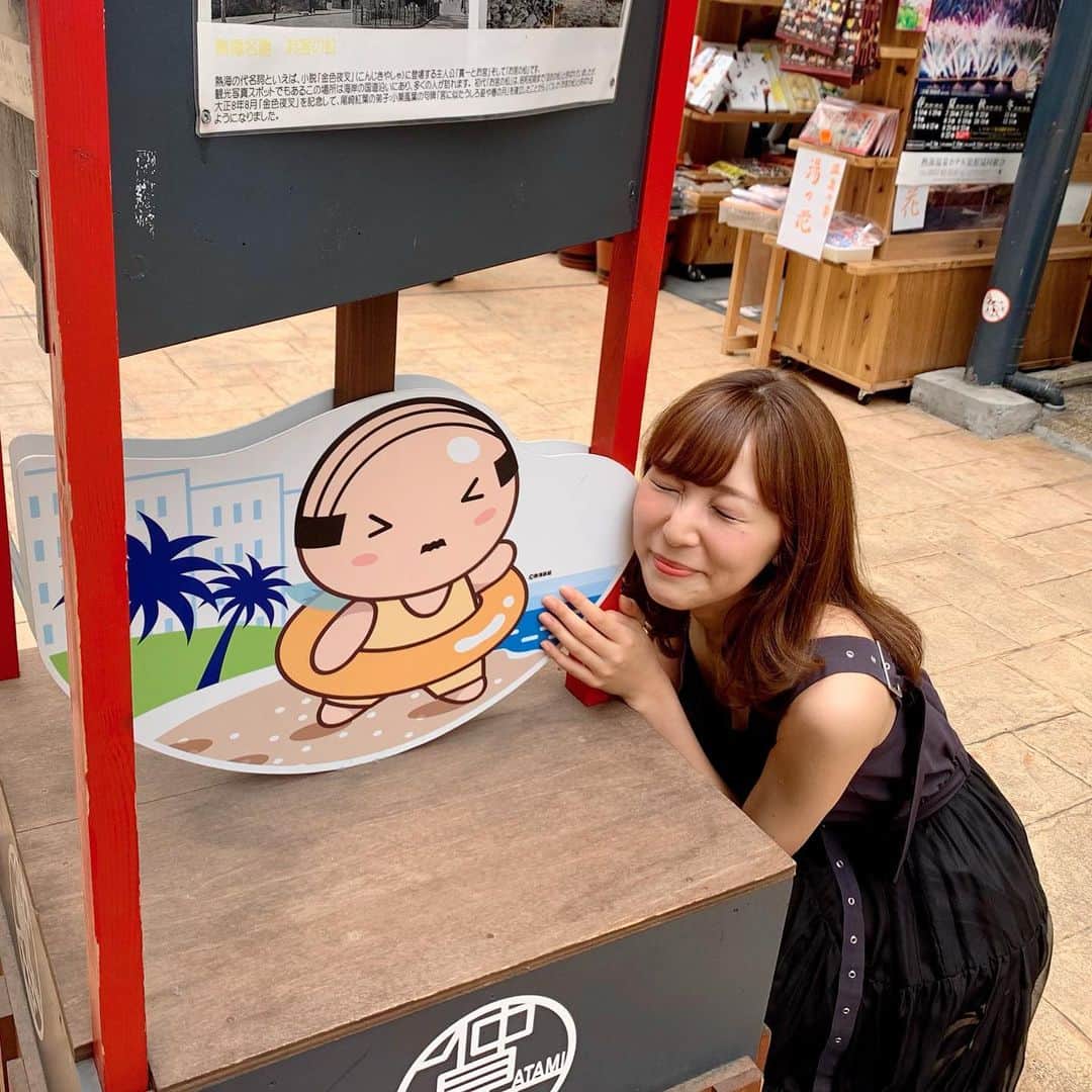 小野澤玲奈のインスタグラム：「あつおちゃんと久々の再会😣  カエルちゃんカップルに傘してあげて、やさしいね💗  #熱海 #おでかけ  #あつお  #おじさんの妖精 #あつおLOVE」