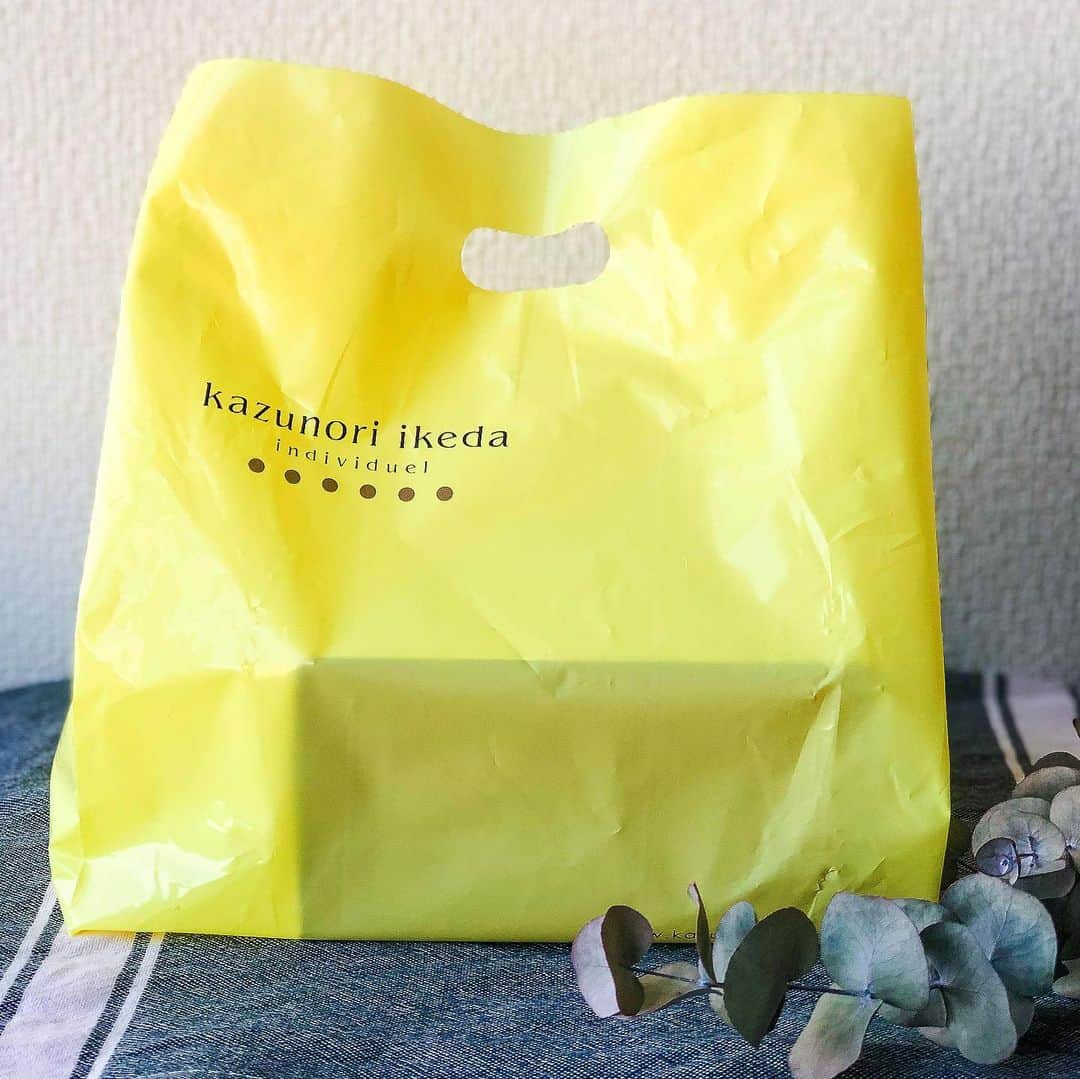 Hanako公式さんのインスタグラム写真 - (Hanako公式Instagram)「✍️ #Hanakoお取り寄せメモ﻿ 仙台〈カズノリイケダ〉の「バスクチーズケーキ」🧀﻿ ﻿ ﻿ 〈カズノリイケダ〉は、宮城県仙台市に3つの店舗を構えるパティスリー。本場パリ仕込みのスイーツは鮮やかで繊細な美しさを誇り、特に地元ではマカロンの名店として知られています。﻿ ﻿ ﻿ 高温のオーブンで焼き上げる「バスクチーズケーキ」は、表面の真っ黒な焦げ目の香ばしさに加え、ベイクドチーズケーキのようなどっしりした食べ応え、スフレのようなエアリー感、カスタードクリームのようなとろりとした舌触りといった、食感のコントラストを楽しめるのが特徴。﻿ ﻿ ﻿ 酸味とコクの絶妙なバランス感もミソ。ひとくちごとに変わる豊かな表情がなんとも魅力的で、こんなにも後を引くチーズケーキは未体験でした☕️﻿ ﻿ #Hanako #Hanako_magazine #stayhome #ポジティブおこもり #テイクアウト #ランチタイム #おうちカフェ #お取り寄せ #お取り寄せおやつ #デリバリーグルメ #テイクアウトグルメ #おやつの時間#おうちごはん #カフェごはん #コーヒーのある暮らし #カズノリイケダ #バスクチーズケーキ #カヌレ#photoby_YuiTakahashi」6月27日 21時06分 - hanako_magazine