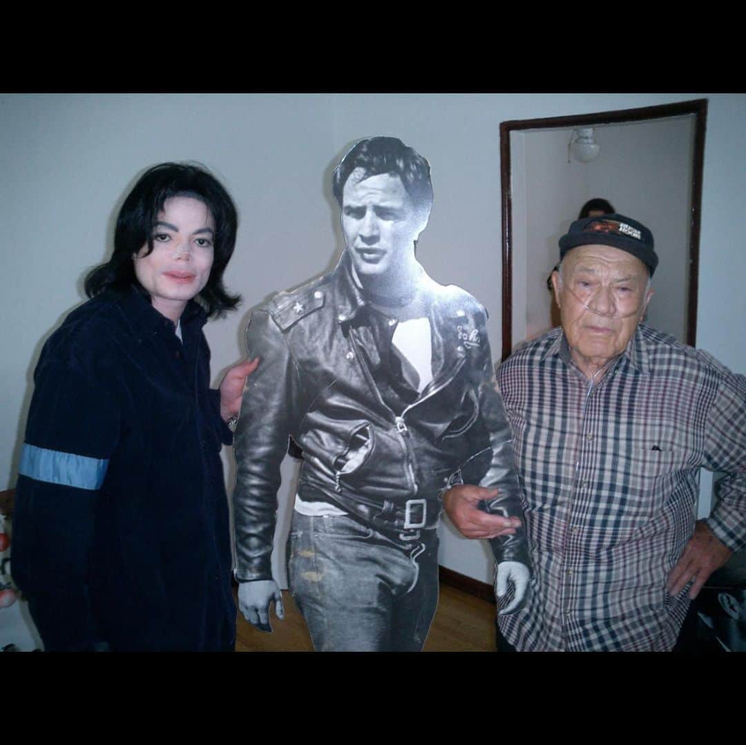 ブレット・ラトナーさんのインスタグラム写真 - (ブレット・ラトナーInstagram)「Michael was a huge fan of photography, especially Hollywood photography! When I told Michael that I knew the legendary photographer #PhilStern he asked if I could bring him over his house to meet him. I was surprised because MJ never wanted to leave his house but he knew Phil had photographed #MarlonBrando and thought maybe he would have some snaps of him that he could see from when Marlon was young. I had Phil suprise MJ with a life size photo he took of Brando and had it cut out on cardboard so it stood up that he gifted him with. We spent the entire afternoon with Phil in his house looking through all his archives and hearing his stories behind each photo. Phil was not only a great photographer but had an incredible sense of humor and was one of the greatest raconteurs I ever met. MJ loved him and bought dozens of photos from the glory days of Hollywood from Phil on that visit. Phil was happy and MJ couldn’t of been happier that day and was especially happy about the gift Phil gave him. Michael put it in front of his bed so he could see Marlon every night before he went to sleep and when he woke up. It’s the little things that matter the most. I’m so grateful to have spent so much time with these two amazing artists.... G-d bless them and may they both Rest In Peace! p.s. At one point a bird flew into Phil’s back yard and Michael got some nuts and started feeding the bird from his hand and after the bird left he left some peanuts on the table for him just in case he returned. He loved animals so much. Notice that Phil was wearing his Rush hat for me that day!!! He had taken the greatest photos of me, Jackie and Chris on the set of Rush Hour so I gave him that hat as a thank you! Phil was in his 80’s in these photos and years later he asked me to host his 95th birthday at the VA hospital which was his last. They met again at a party I had at the late @the_robertevans house for my book @HilhavenLodge: The PhotoBooth Pictures. Michael sat with Phil at the party and they talked for a long time. He loved, respected and honored his elders. Miss them both very much! #MichaelJackson #PhilStern #RIP」6月27日 21時16分 - brettrat