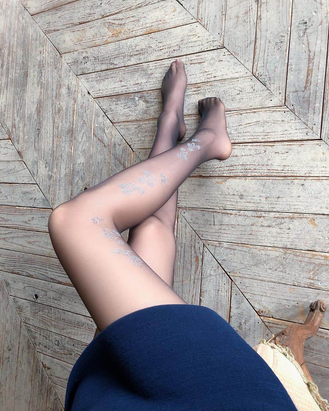 彦坂桜さんのインスタグラム写真 - (彦坂桜Instagram)「デザインストッキング▫️🔹 好きです。 脚にポイントを持ってきて洋服を後からコーディネートするのも楽しい。」6月27日 21時09分 - sakura10h