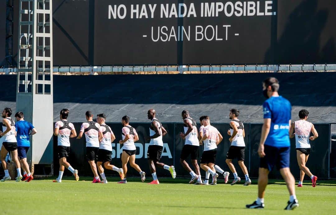 エリアカン・マンガラのインスタグラム：「NO HAY NADA IMPOSIBLE. 🦇 #Amunt」