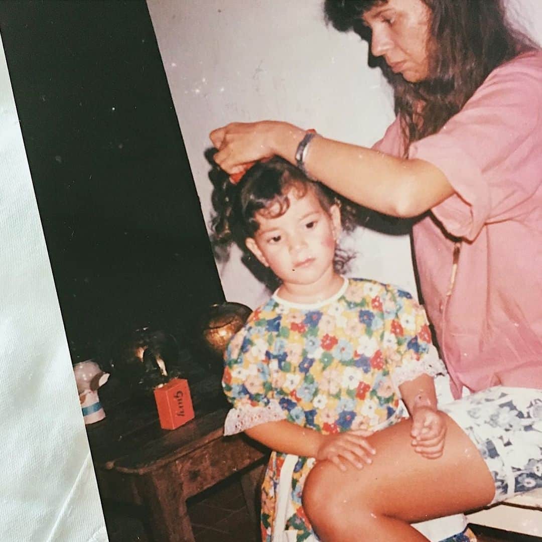 Gabriela Salesのインスタグラム：「Minha cara quando eu lembro que esse ano não teve São João. Pareço chateada na foto, mas só queria que a impronunciável parasse de puxar meu cabelo pra eu ir soltar meus tracks Gury kkk. Fui desafiada pela @flaviaalessandra (respeita essa amizadji agora kkk) a participar do #DesafioDaInfância do @unicef . O Unicef promove, há mais de 70 anos, condição de desenvolvimento de milhares de crianças e a defesa de seus direitos. É super importante, além de fortalecer esse trabalho nesse momento, também fazer doações! E agora eu desafio @raizamarinari @maridalla e @pamella a contarem suas lembranças de infância 💕」