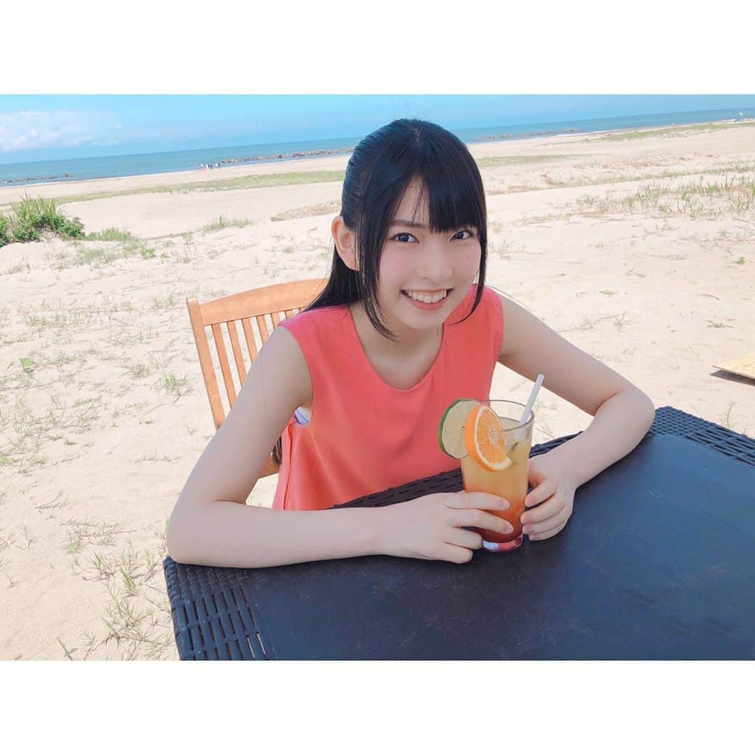 三村妃乃さんのインスタグラム写真 - (三村妃乃Instagram)「♡ こちらも同じく昨年の夏の写真です！🍧 ♡ このオレンジジュース飲みたくてたまらなかったんよ 美味しそう🤤🤤 ♡ 写真は、まりなさんとみなちゃんが撮ってくれました！ ありがとうございます🥰 ♡ #ngt48 #三村妃乃 #夏 #summer #海 #sea #seaside」6月27日 21時11分 - hino_yuiitsu62