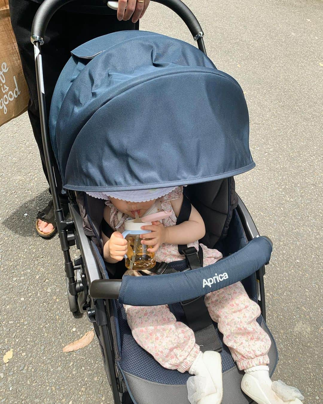 保木ちひろさんのインスタグラム写真 - (保木ちひろInstagram)「公園でのんびりday🌳🥡❤️ お散歩がてらちょっと遠くの公園へ🥰 . 最近歩きたい欲が凄いからベビーカー座らせようとしたら降りようとする時あるけど、 マグネット式のイージーベルトでサッと止めれるから便利で安心🌈❤️ . ちょっとぬかるんでた道やガタガタした道もあったけど @aprica.jp_official のベビーカーは振動から守られる設計だから快適そうだった🙏🏻🧡 #振動から赤ちゃんを守る  #すくすくッション設計  #アップリカ  #ベビーカー  #ラクーナクッション #pr#aprica」6月27日 21時20分 - hokichihiro