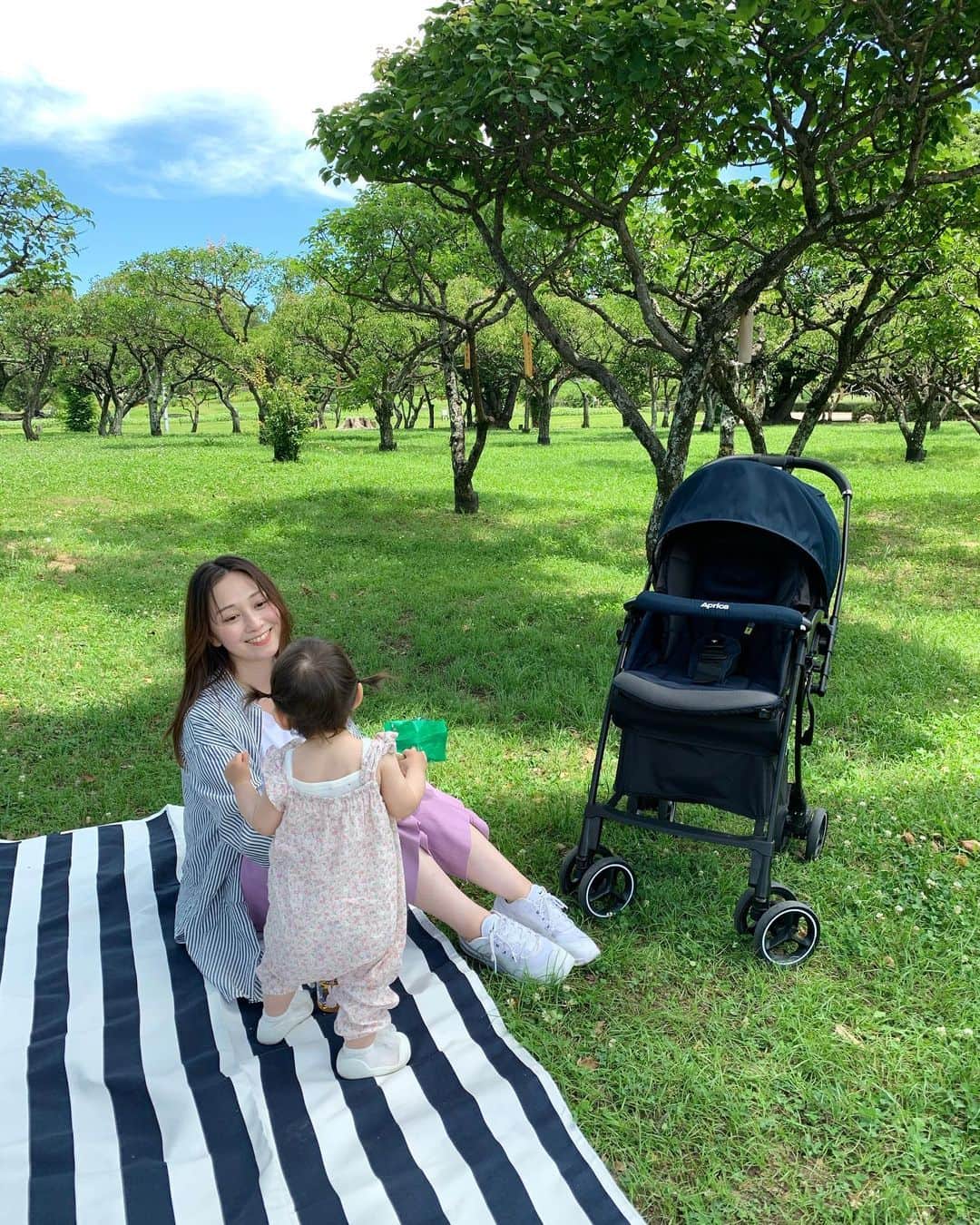 のインスタグラム：「公園でのんびりday🌳🥡❤️ お散歩がてらちょっと遠くの公園へ🥰 . 最近歩きたい欲が凄いからベビーカー座らせようとしたら降りようとする時あるけど、 マグネット式のイージーベルトでサッと止めれるから便利で安心🌈❤️ . ちょっとぬかるんでた道やガタガタした道もあったけど @aprica.jp_official のベビーカーは振動から守られる設計だから快適そうだった🙏🏻🧡 #振動から赤ちゃんを守る  #すくすくッション設計  #アップリカ  #ベビーカー  #ラクーナクッション #pr#aprica」