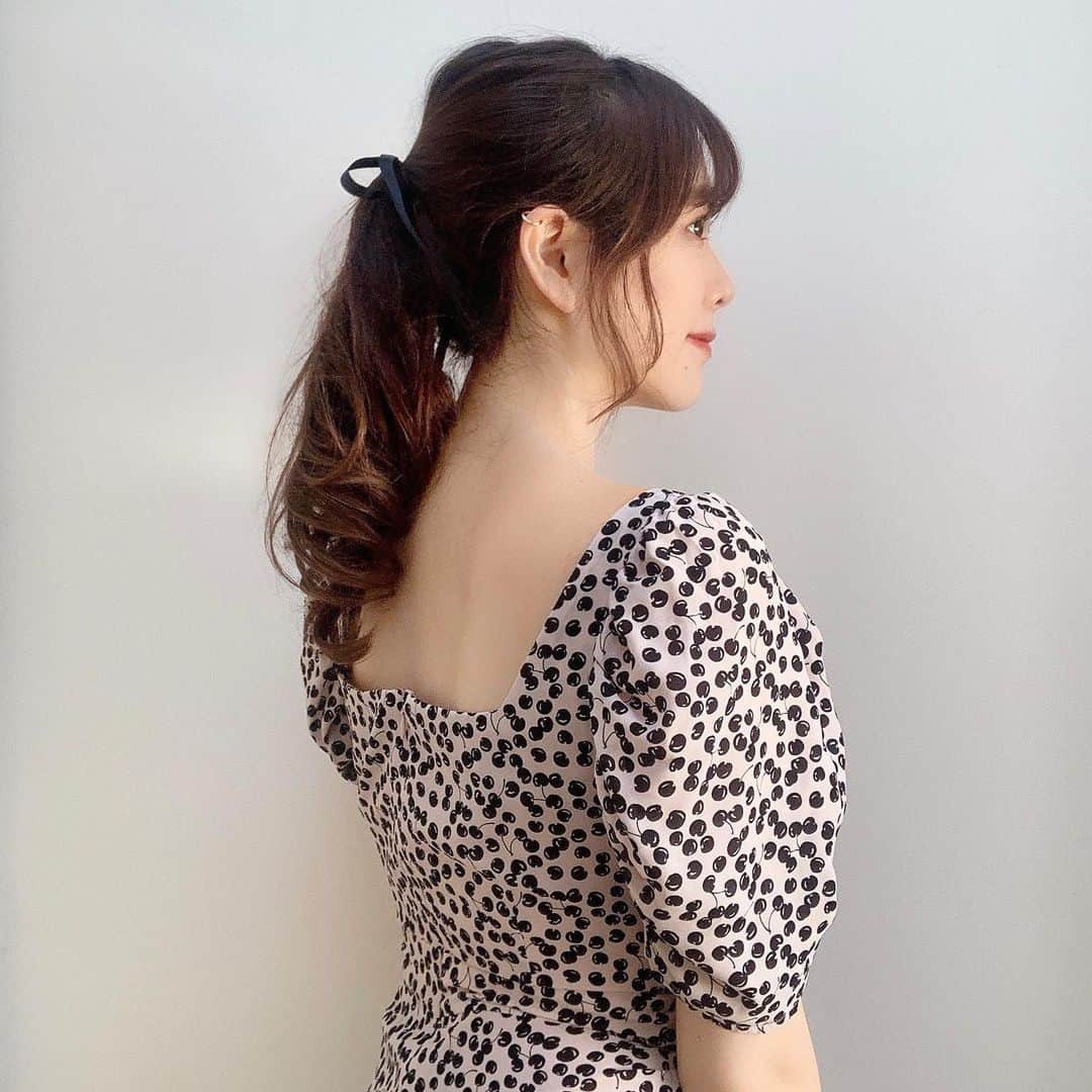 SHIHORINのインスタグラム：「𓂃﻿ ﻿ 背中や胸元が空いたお洋服や、﻿ 下着の肩紐が見えたくないときに便利なヌーブラ👙﻿ ﻿ ちょうど昨日小嶋さんが愛用してるって﻿ YouTubeに載せてたからびっくりした😳♡﻿ ﻿ わたしが使ってるのは﻿ 「シームレス・イージーフィット」っていう種類で﻿ カップが浅めでチラ見えしにくいタイプ💡﻿ ﻿ とにかく軽くて着けてる感じがしなくて🤔﻿ ストレスフリー✨﻿ 着け位置が分かりやすいフィッティングマーク付きで﻿ 簡単に装着できるの💡﻿ ﻿ 貼り方や着ける位置で好みのバストに﻿ 調整出来るのも良い🥺✨﻿ ﻿ @nubra_jp はヌーブラの正規品が﻿ 売ってるので安心だよ☺️﻿ ﻿ 夏の肌見せファッションには絶対１つ持っておくと﻿ とっても便利だとおもいます👗♡﻿ ﻿ ﻿ #nubrajapan #nubra #herlipto #cherry #onepiece #code #fashion #チェリー #チェリー柄 #ワンピース #夏ワンピ #チェリーワンピ #ヌーブラ #ヌーブラジャパン #バックシャン #肌見せ #ランジェリー #背中あき #ポニーテール」