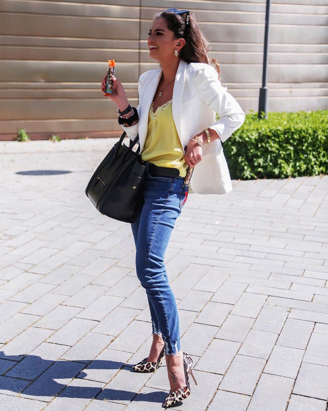 Anniのインスタグラム：「Anzeige // Ihr seid unterwegs und habt so wie ich gerade keine Zeit für ein Mittagessen? Kein Problem! Denn die leckeren Riegeln von BE-KIND sind der perfekte Snack für zwischendurch. Sie halten unglaublich lange satt und sind auch noch gut für unseren Körper. Heute dazu mehr in der Story 😊  Ihr findet die Riegel von @bekindsnacks_dach unter anderem bei @Edeka oder @amazon 🤍 probiert sie aus und überzeugt euch selbst 😘 #bekind #bekindsnacks #tastysnack #ganzenüsse #edeka」