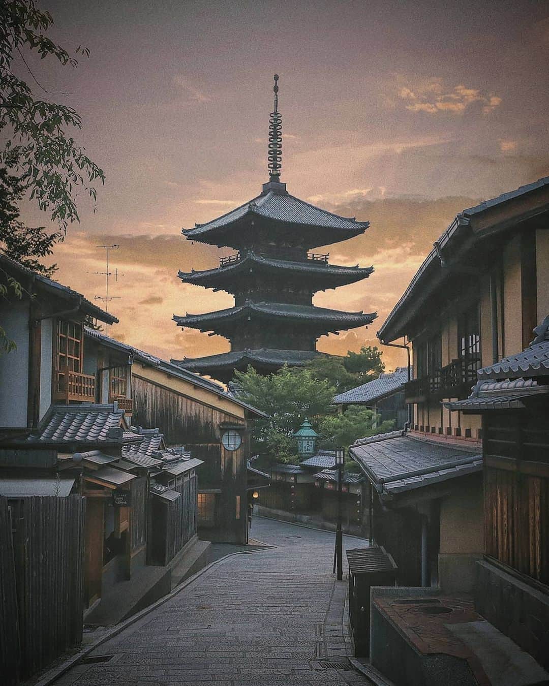 Berlin Tokyoのインスタグラム：「Every sunrise is like a new page, it reminds us that time is moving ever forward and that change is a constant of life. . . . #hellofrom #kyoto #japan」