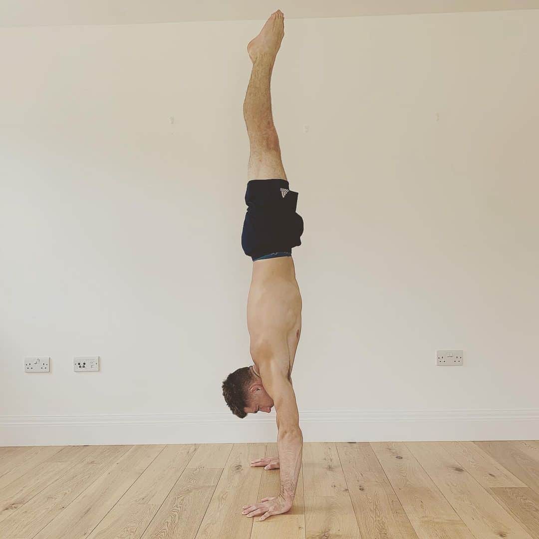 マックス・ウィットロックのインスタグラム：「It’s #handstandday 2020 today, this year let’s handstand at home 🏠 show me your best handstands!! 🤸‍♂️ #handstandathome I’ll repost my faves!! #internationalhandstandday」