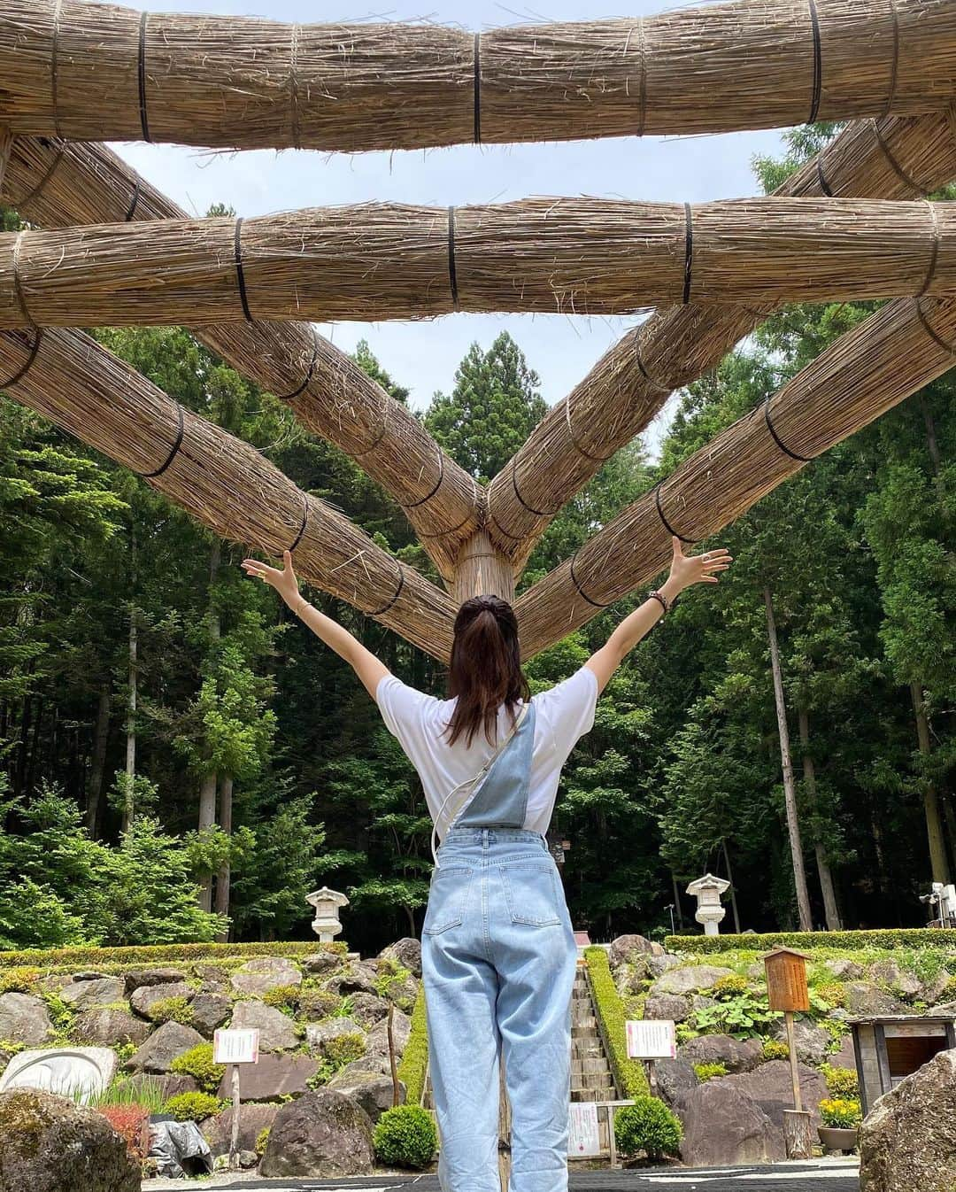 谷川りさこさんのインスタグラム写真 - (谷川りさこInstagram)「弾丸山梨県へ 不二阿祖山太神宮で パワースポット と私服 #自然に感謝  #自然に癒される  #不二阿祖山太神宮 #山梨県 #outfit #coordinate#私服  トップス @windandsea_wear  デニム @amail_official  サンダル @saturdaysnyc」6月27日 21時34分 - risakoko