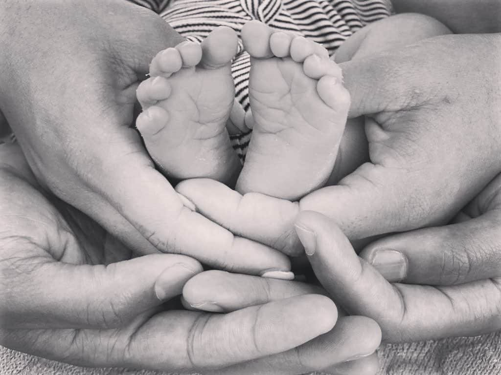ウルビー・エマヌエルソンのインスタグラム：「Hello world. What do you think about this dope pic with my parents. They  have been waiting for so long but I’m finally here 👶🏼 My name is Louwel Nour Emanuelson 🤚🏼#family #babytakeover #me」
