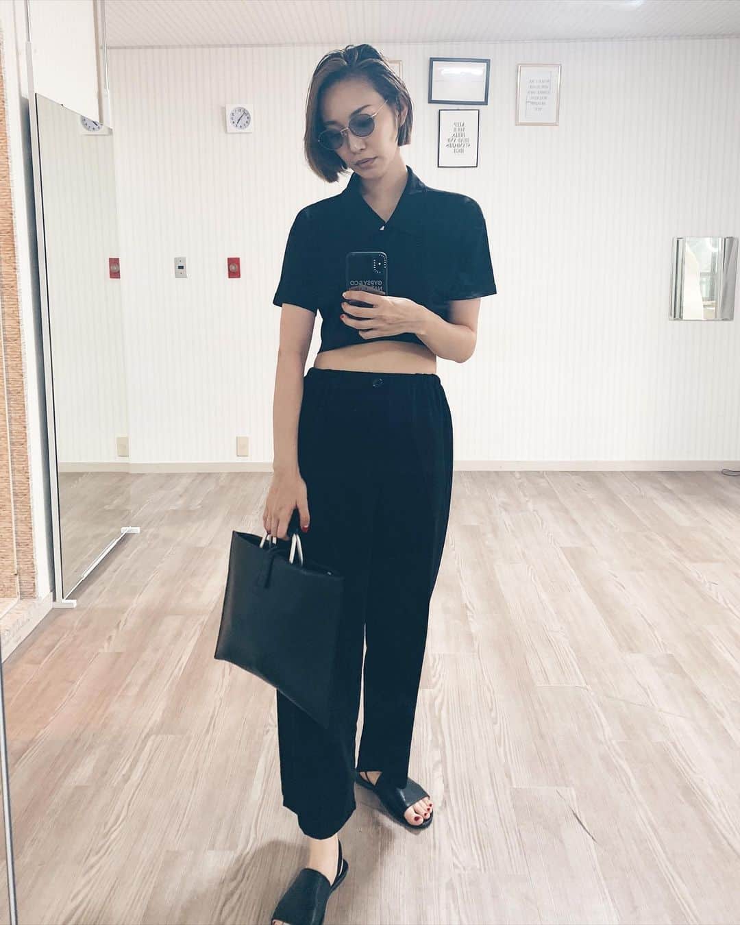 藤本奈月のインスタグラム：「チャイニーズマフィアって言われる😈 @smart_borsa 仕事用のバッグを私服スタイルでも使ってる。」