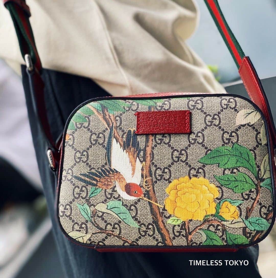 Paula’sのインスタグラム：「【GUCCI】  GGフローラ ミニ ショルダーバッグ  こちらのGGフローラのバッグ GGスプリームをベースに、1966年にモナコのグレース大公妃のためにデザインされた“フローラ”を描いたモデル グッチのシグネチャーの上で、色鮮やかな花が優雅に咲いています✨  詳細はWEB SHOPにて 【E20861】. #timelesstokyo#timeless#tokyo#vintage#vintageshop#chanel#selectshop#CELINE#HERMES#GUCCI#DIOR#celine #グッチ」