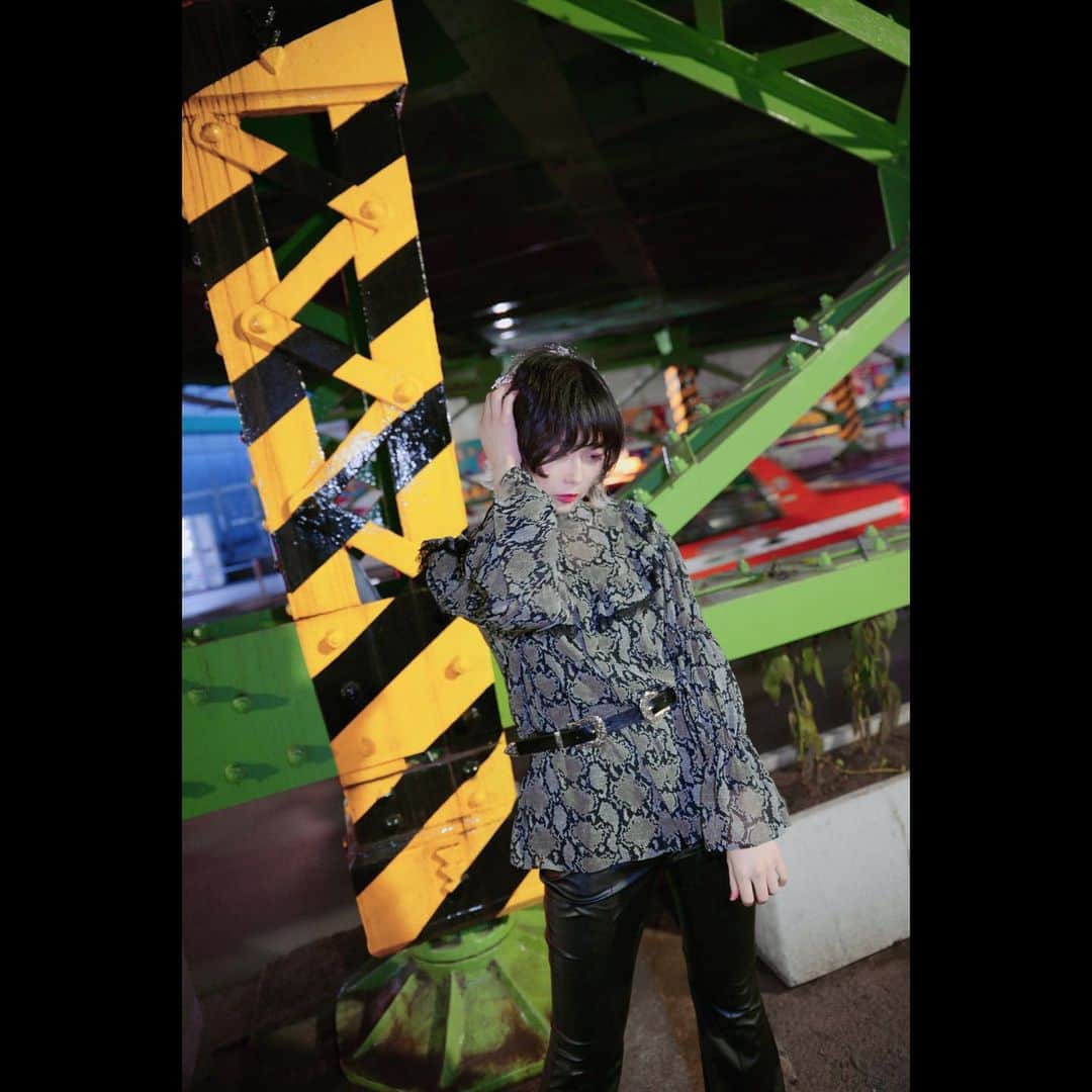RIRIKOさんのインスタグラム写真 - (RIRIKOInstagram)「何度やり直しても、きっと同じ今を選ぶよ。 ・ ・ photo by @kairi_sig  ・ #photography #レザーパンツ #モデルさん  #andellecy #蛇柄 #インナーカラー  #model #ボーイッシュ女子 #渋谷 #shibuya #singersongwriter🎤 #シンガーソングライター  #くせ毛」6月27日 21時36分 - ririkonoinsta