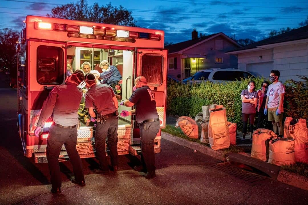 ナショナルジオグラフィックさんのインスタグラム写真 - (ナショナルジオグラフィックInstagram)「Photo by @edkashi | Nutley EMS volunteers attend to a 92-year-old diabetic man who fell at his home in late April, in Nutley, New Jersey. I’ve spent the past two months documenting the people and businesses that have stepped up in my state during the height of the pandemic, which has killed more than 12,000 in New Jersey. This has been my way to engage in the current situation the only way I know how—through visual storytelling and going out into the world to observe, learn, document, and share. Follow me @edkashi for more from #RisingToTheCall, highlighting stories within New Jersey. #wewillprevail #lifeduringcorona #newjersey #gardenstate」6月27日 21時38分 - natgeo