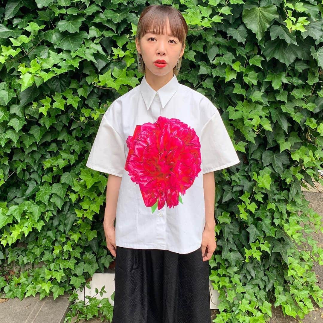 中村涼子さんのインスタグラム写真 - (中村涼子Instagram)「『心に咲き乱れるは、芍薬の花』  ずっとこんな服を作りたくて、 イメージする花を絵で描いてみたりしたのですが、しっくり来ず。  そうか、花を用意して自分で写真を撮って加工してそれをプリントすれば…！ 自粛明けになるかならないか、一軒だけやっていたデパートの花屋を訪れました。 一目惚れしたこの花は、既に咲き切っているため、ディスプレイで置いていると。 気に入ったのなら半額でお売りしますと店員さんに言われました。 ありがたく購入し、一枚写真を撮るとあまりにも綺麗なピンクの色合い。 大満足の中、この一輪を花瓶に挿し、一晩明けると、全ての花びらが散っていました。 驚いてヒって言いました。  この花の名前は 『芍薬』 あまりにも綺麗なこの色は加工せずとも布に鮮やかにプリントされました。  花言葉は 「はにかみ」  散る前日に大きく美しく咲き誇っていた芍薬を胸に収めて。 なんだかこの服を私は昔から知っていた気がするのです。  #手作り服 #芍薬」6月27日 21時38分 - nakamuraryoko56