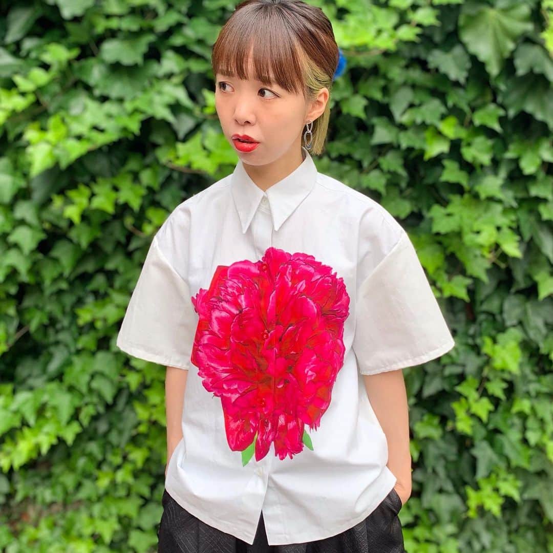 中村涼子さんのインスタグラム写真 - (中村涼子Instagram)「『心に咲き乱れるは、芍薬の花』  ずっとこんな服を作りたくて、 イメージする花を絵で描いてみたりしたのですが、しっくり来ず。  そうか、花を用意して自分で写真を撮って加工してそれをプリントすれば…！ 自粛明けになるかならないか、一軒だけやっていたデパートの花屋を訪れました。 一目惚れしたこの花は、既に咲き切っているため、ディスプレイで置いていると。 気に入ったのなら半額でお売りしますと店員さんに言われました。 ありがたく購入し、一枚写真を撮るとあまりにも綺麗なピンクの色合い。 大満足の中、この一輪を花瓶に挿し、一晩明けると、全ての花びらが散っていました。 驚いてヒって言いました。  この花の名前は 『芍薬』 あまりにも綺麗なこの色は加工せずとも布に鮮やかにプリントされました。  花言葉は 「はにかみ」  散る前日に大きく美しく咲き誇っていた芍薬を胸に収めて。 なんだかこの服を私は昔から知っていた気がするのです。  #手作り服 #芍薬」6月27日 21時38分 - nakamuraryoko56
