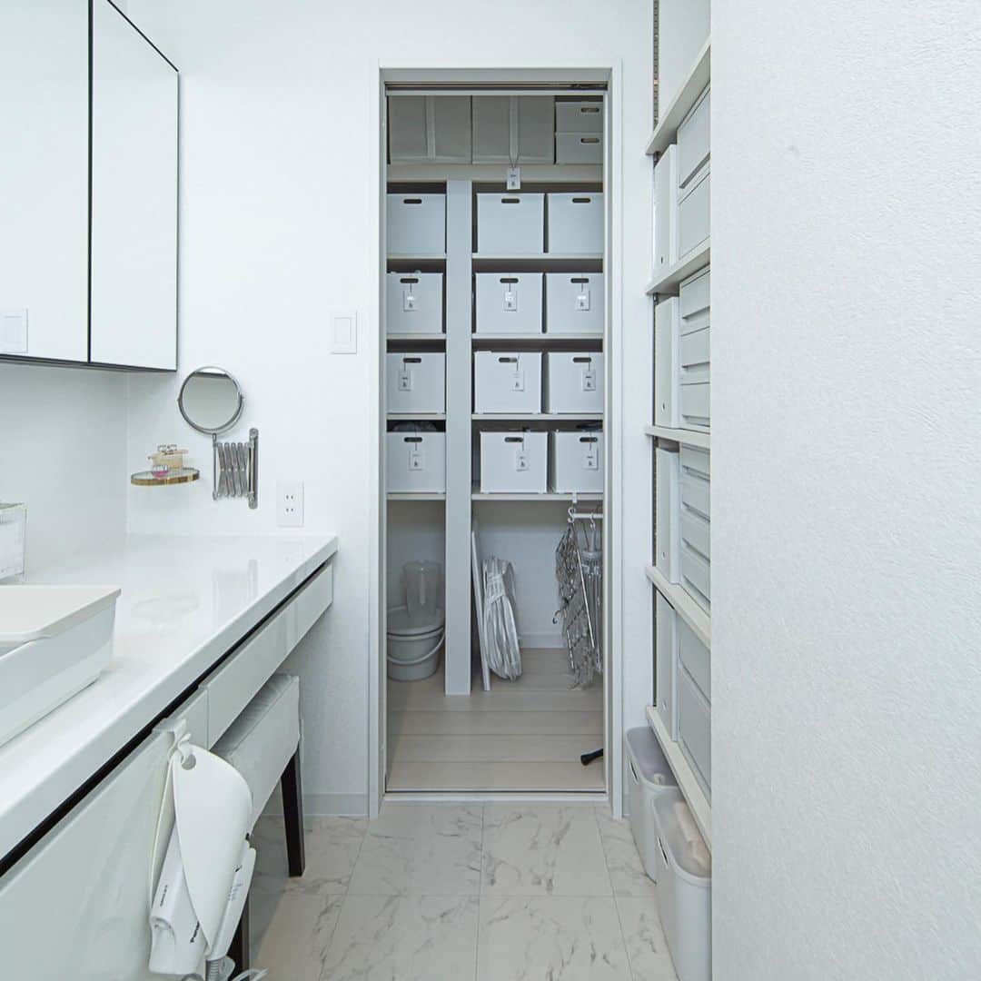 Cozy Homeさんのインスタグラム写真 - (Cozy HomeInstagram)「白を基調としたシンプルでおしゃれな洗面室。  洗面台の奥には、大きな収納スペースがあります。  洗剤などのストック類を収納すれば、生活感を隠すことができちゃいますよ。 ． ． #洗面室 #収納 #大きな収納 #生活感のない洗面室 #生活感のない家 ＝＝＝＝＝＝＝＝＝＝＝＝＝＝＝＝＝＝＝＝＝＝＝ 資料請求はコチラ →@cozyhome.wakayama2 ＝＝＝＝＝＝＝＝＝＝＝＝＝＝＝＝＝＝＝＝＝＝＝ 施工写真やイベント情報はプロフィールへ →@cozyhome.wakayama ＝＝＝＝＝＝＝＝＝＝＝＝＝＝＝＝＝＝＝＝＝＝＝ ＊ #コージーホームの家 #注文住宅 #cozyhome #新築#home #インテリア #工務店 #暮らし #マイホーム #コージーホーム #注文住宅和歌山 #和歌山市  #interior #家づくり #住宅 #instahouse #マイホーム計画 #施工写真 #見学会 #おしゃれな家 #暮らしを楽しむ家づくり」6月27日 21時39分 - cozyhome.wakayama