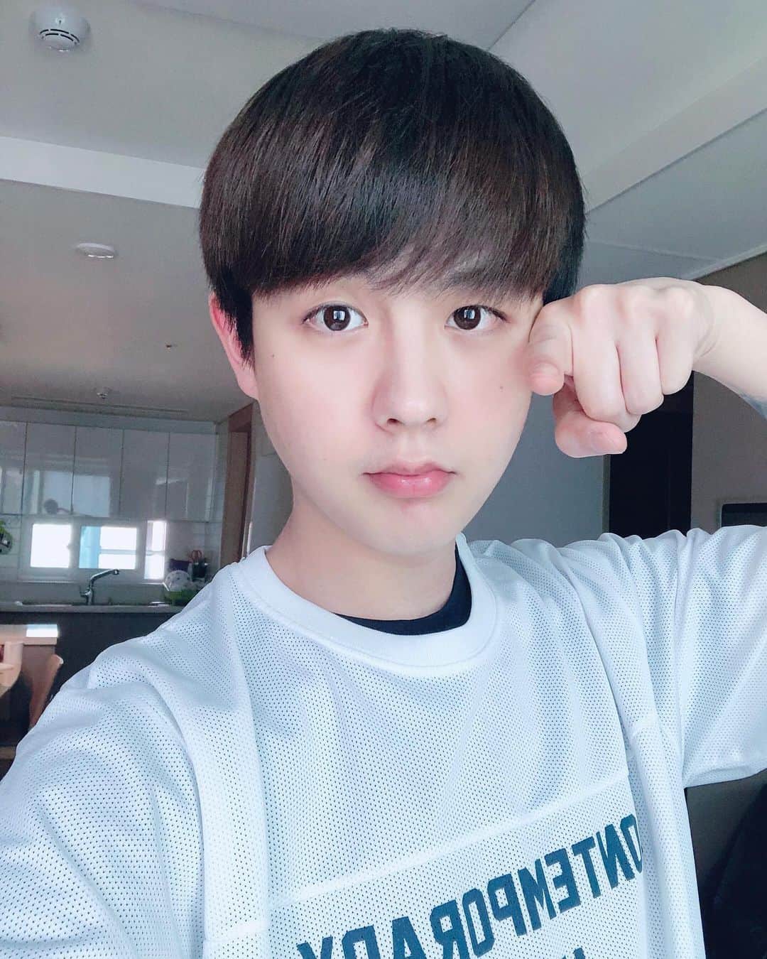 インジュン のインスタグラム：「머리짤랐지롱~ 髪きりました~ . . . #셀카#셀피#데일리#일상#인준# #selfie#daily#l4l#injun #インジュン#ライブにあわせて髪きった #セットはどうしようかな #チケットはプロフィールのURLチェック」
